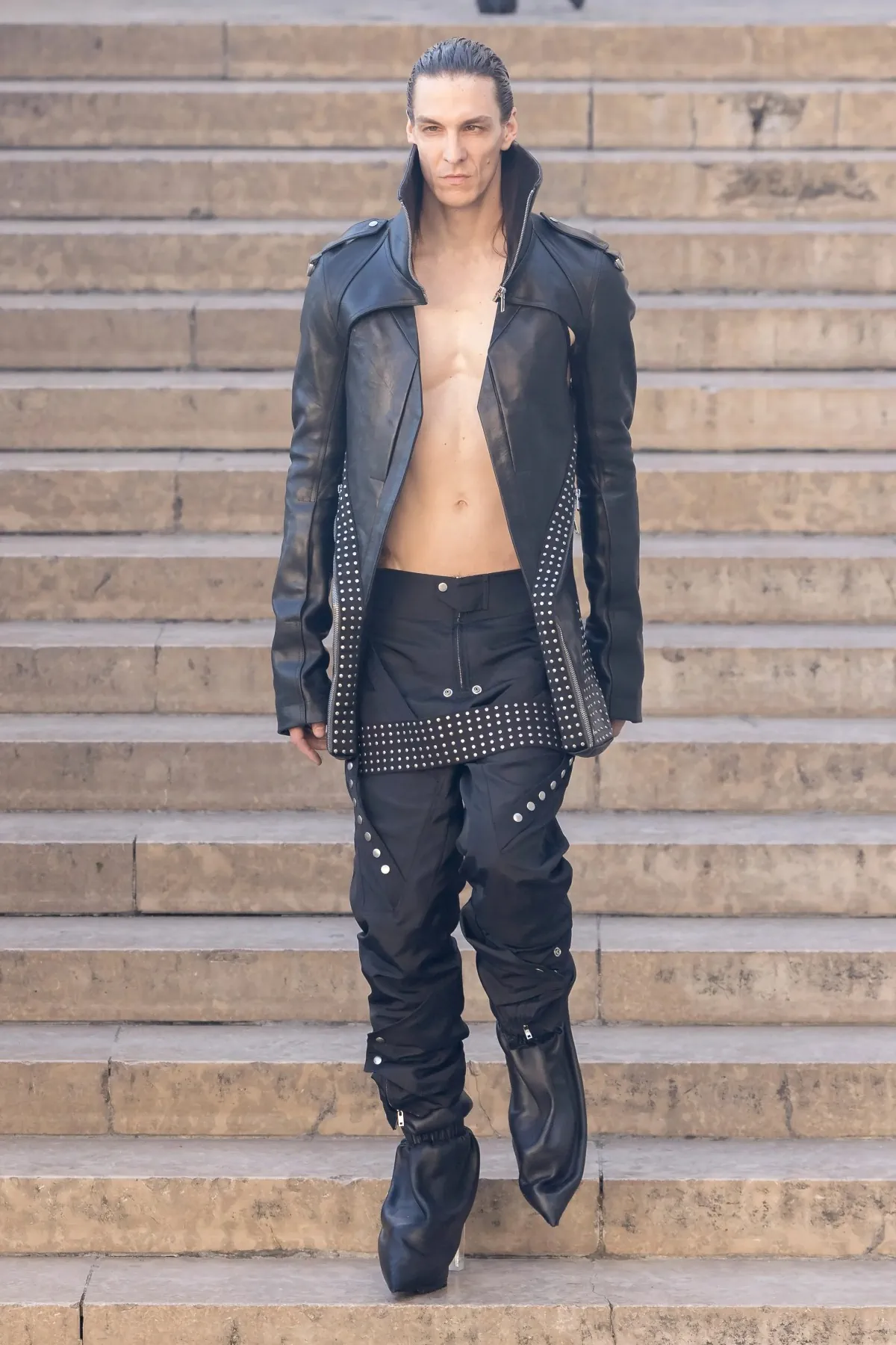 Rick Owens dévoile une élégance subversive pour le printemps 2026