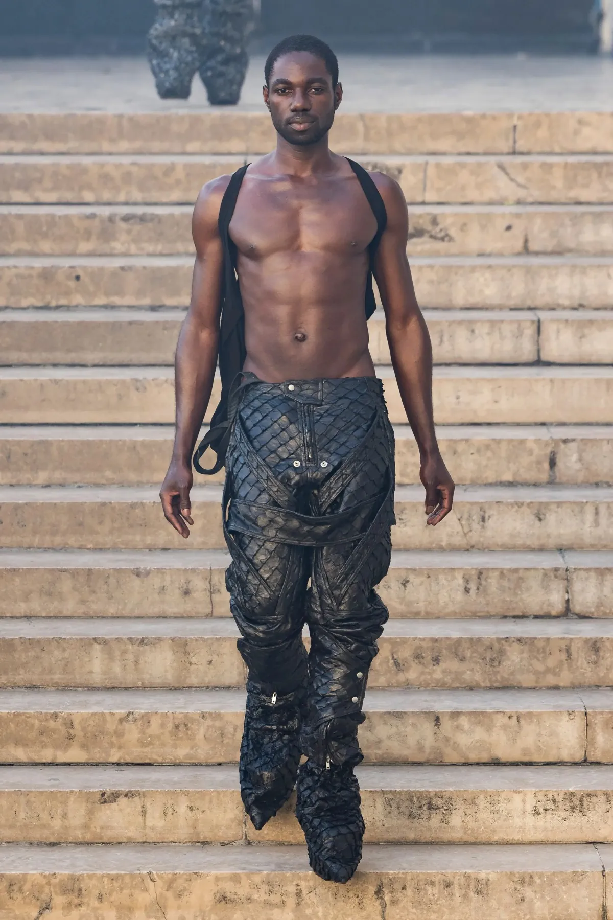 Rick Owens Spring Summer 2026 Paris Fashion Week Mens 2 Rick Owens dévoile une élégance subversive pour le printemps 2026
