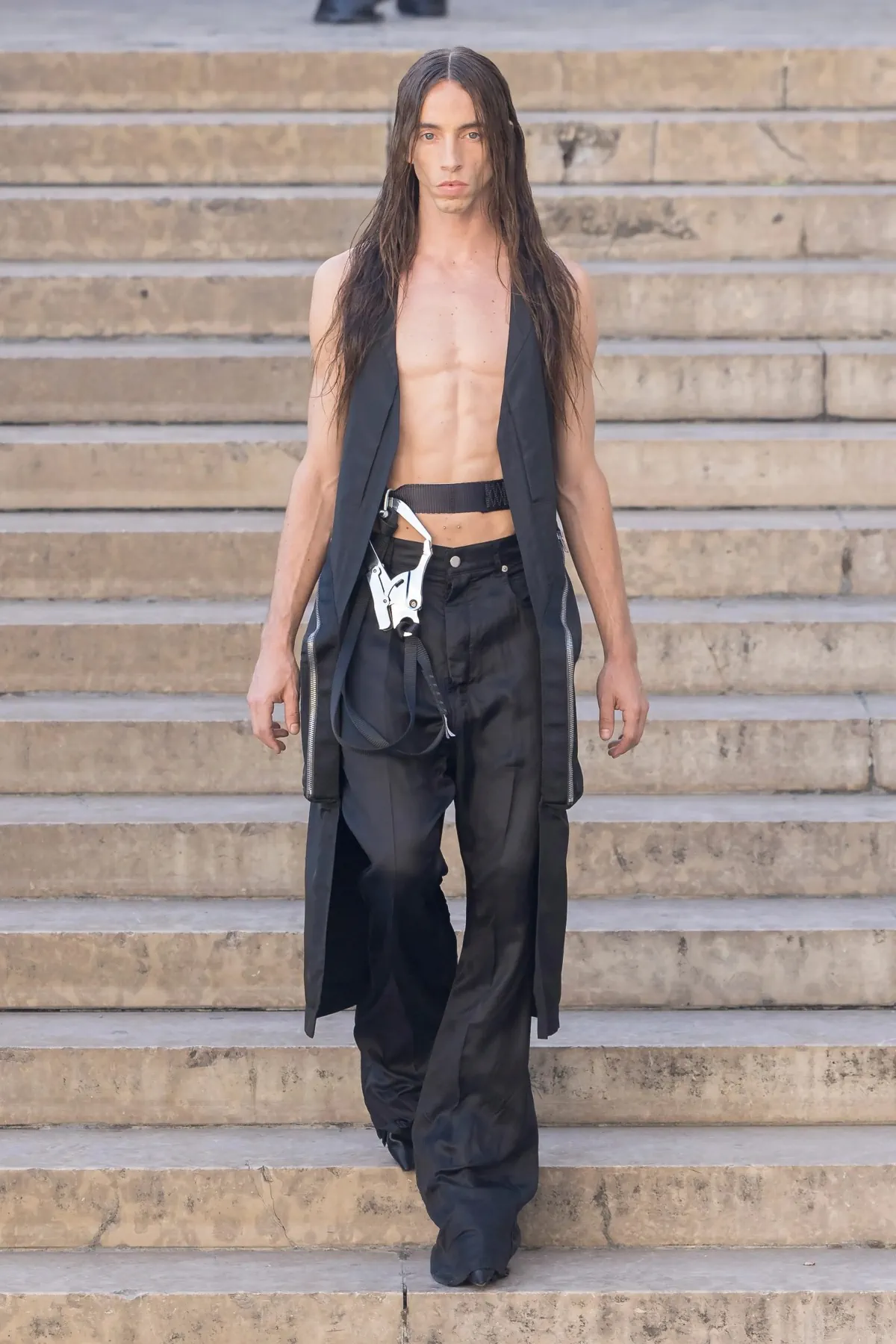 Rick Owens dévoile une élégance subversive pour le printemps 2026