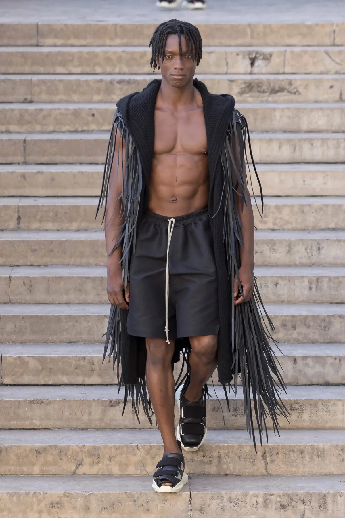 Rick Owens dévoile une élégance subversive pour le printemps 2026