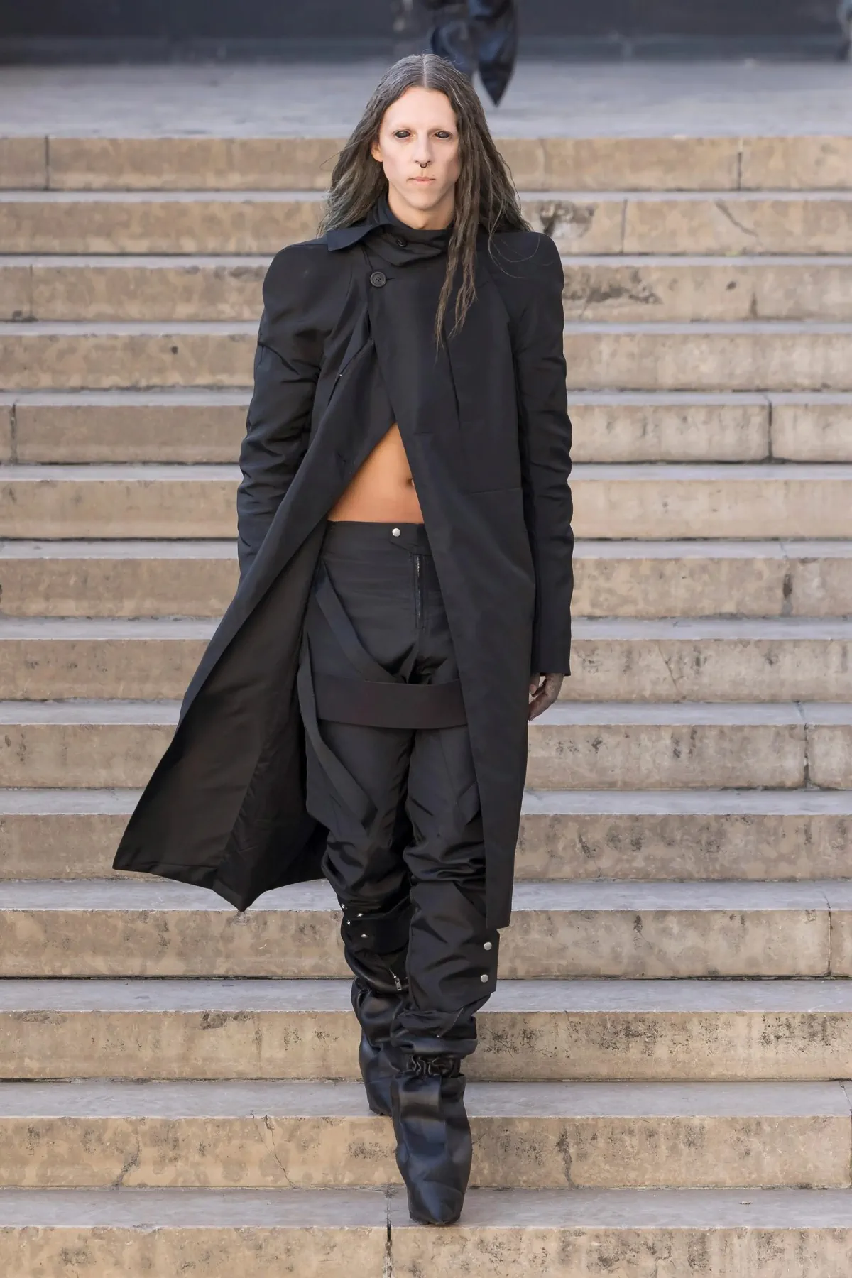 Rick Owens dévoile une élégance subversive pour le printemps 2026