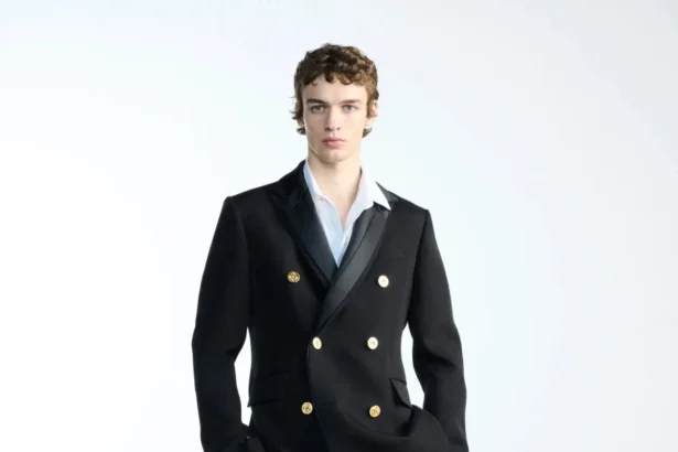 Au printemps 2026, sacai privilégie le confort dans l'élégance masculine