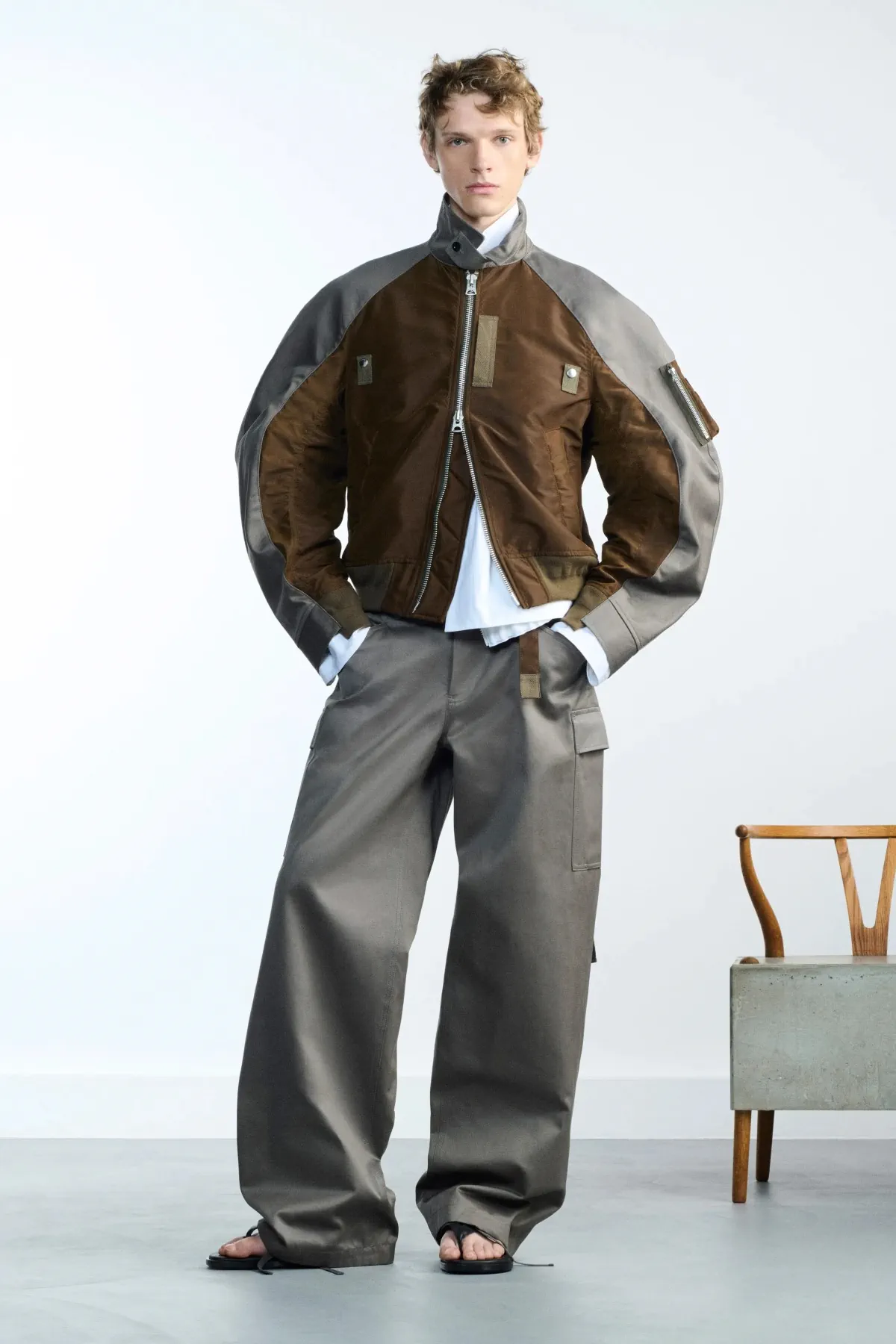 Au printemps 2026, sacai privilégie le confort dans l'élégance masculine