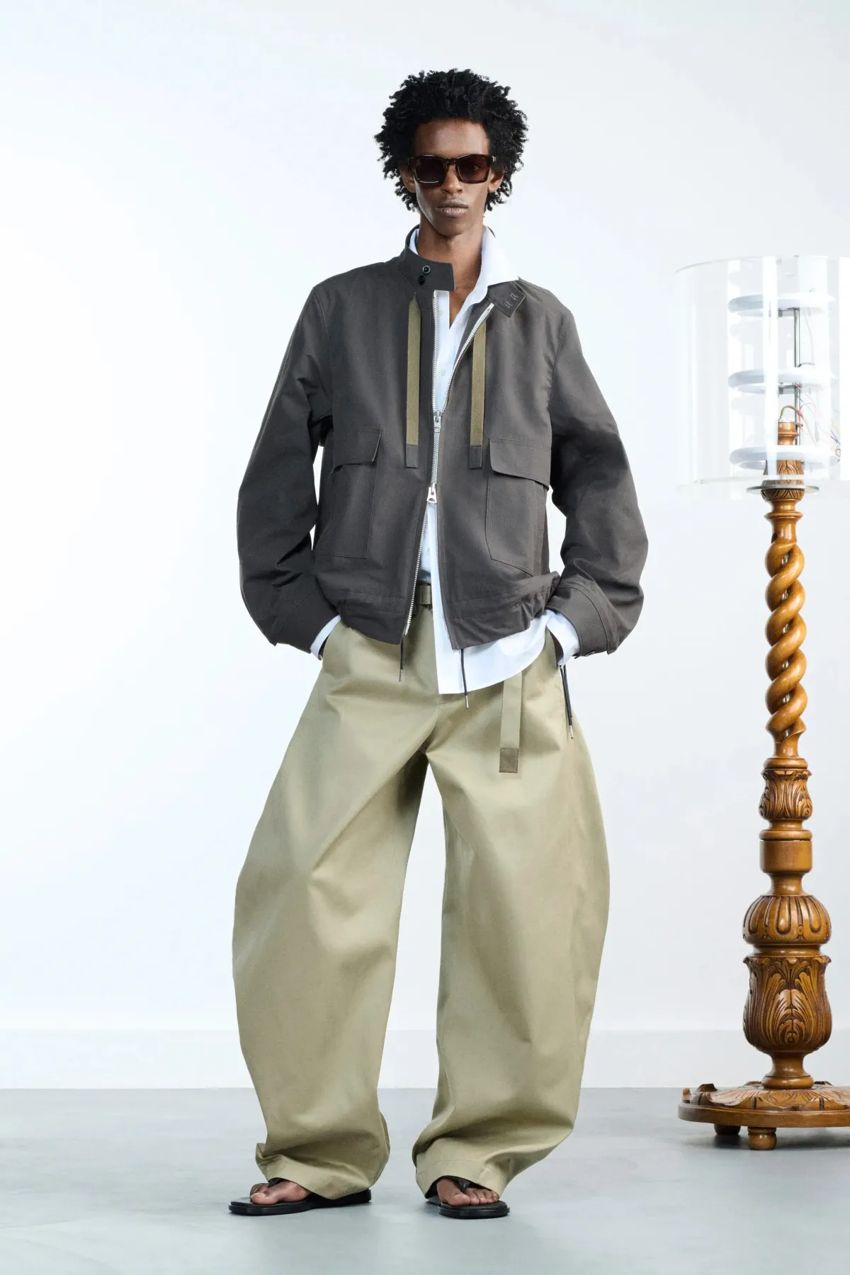 Au printemps 2026, sacai privilégie le confort dans l'élégance masculine