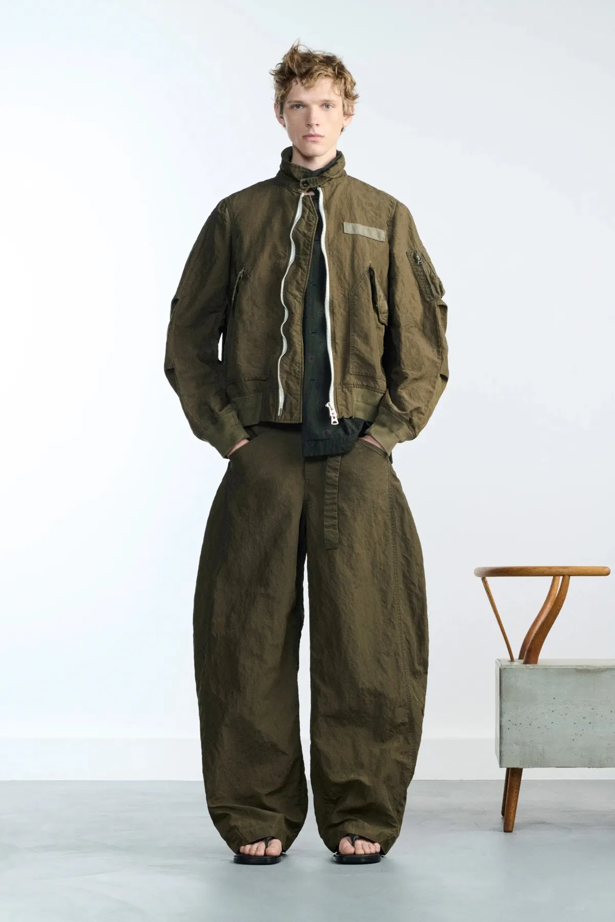 Au printemps 2026, sacai privilégie le confort dans l'élégance masculine