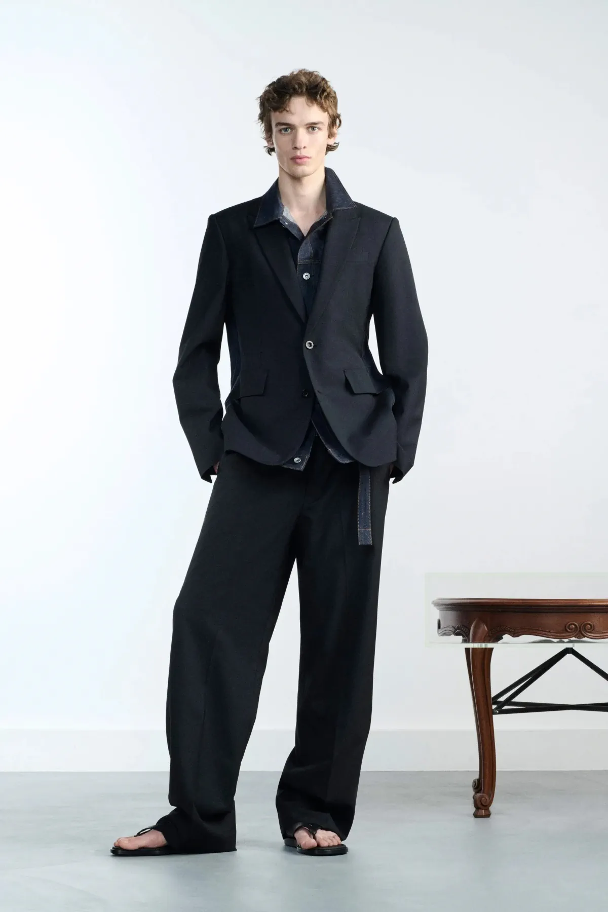 Au printemps 2026, sacai privilégie le confort dans l'élégance masculine