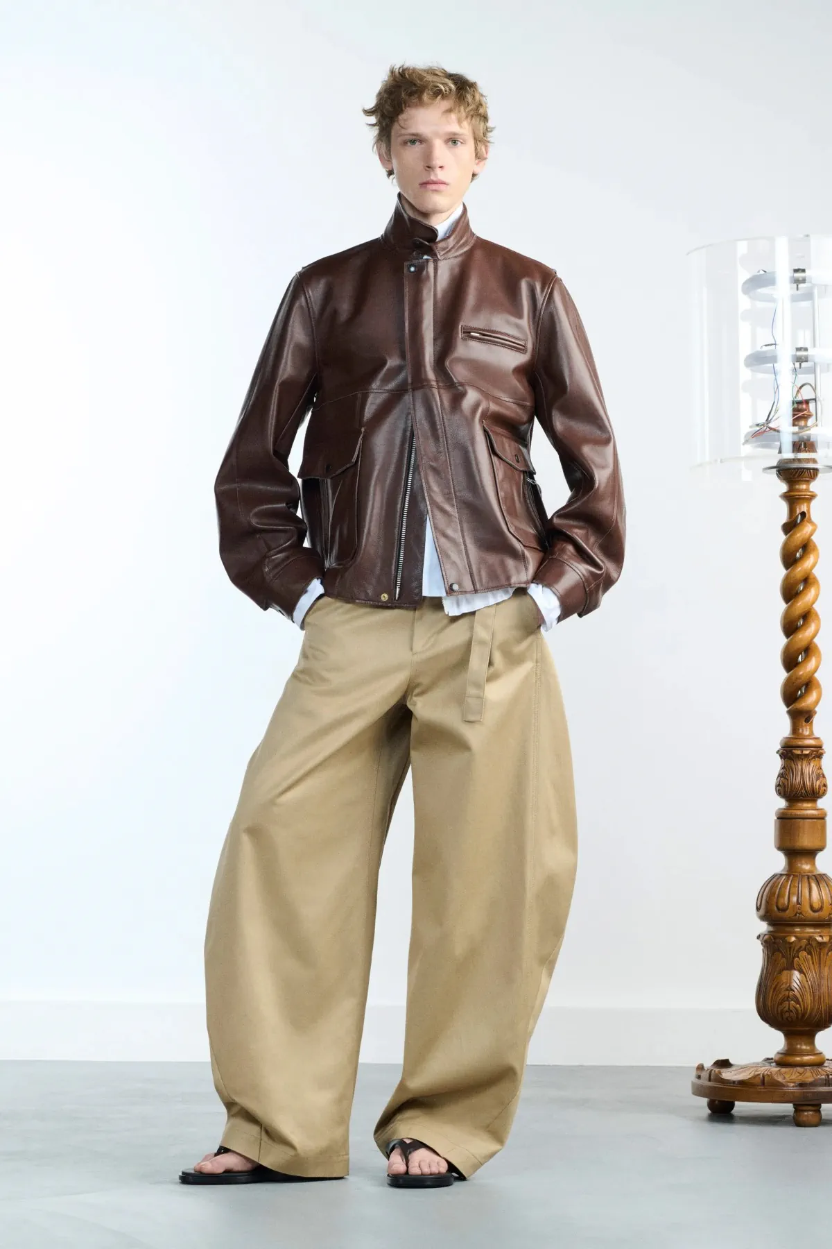 Au printemps 2026, sacai privilégie le confort dans l'élégance masculine