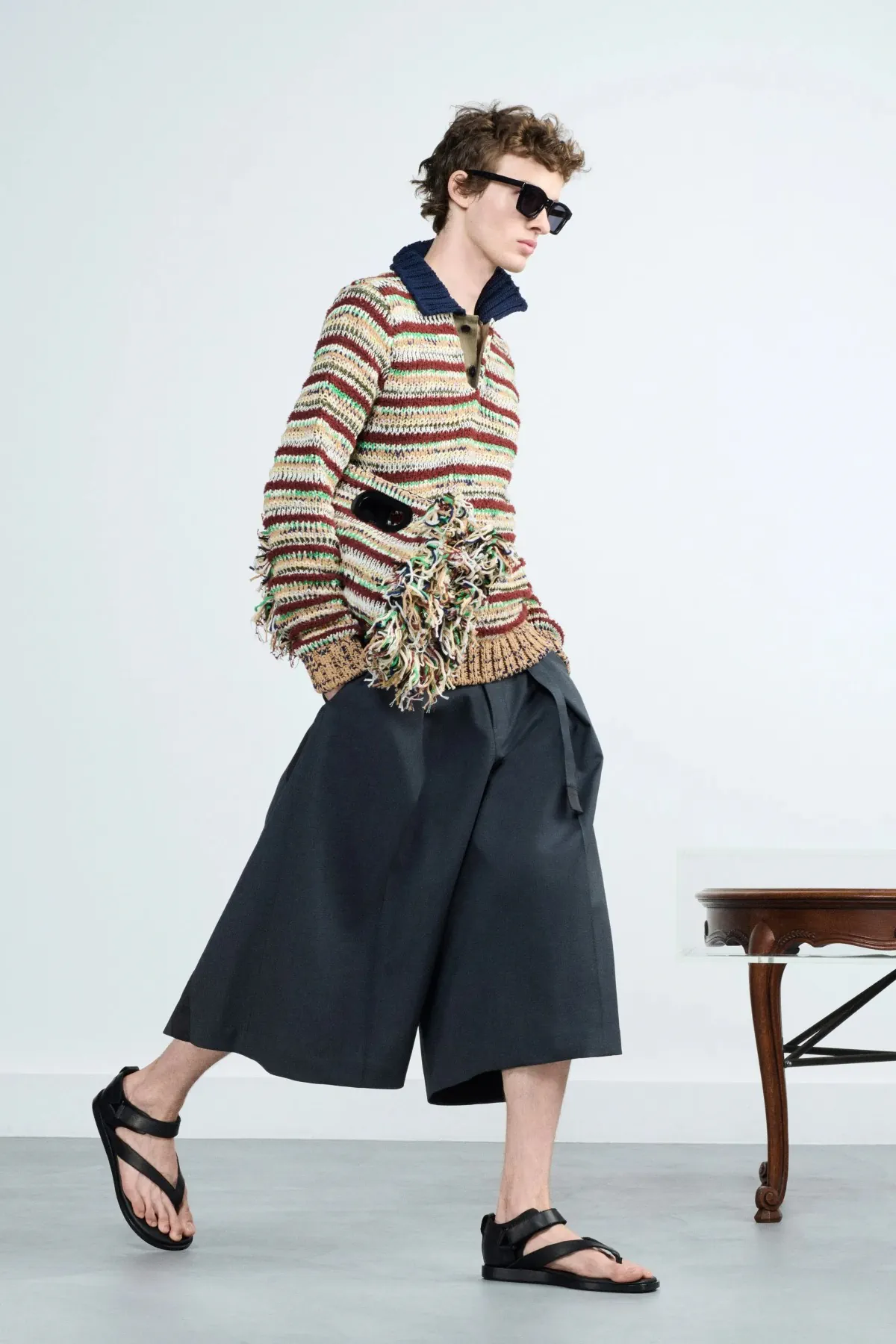 Au printemps 2026, sacai privilégie le confort dans l'élégance masculine