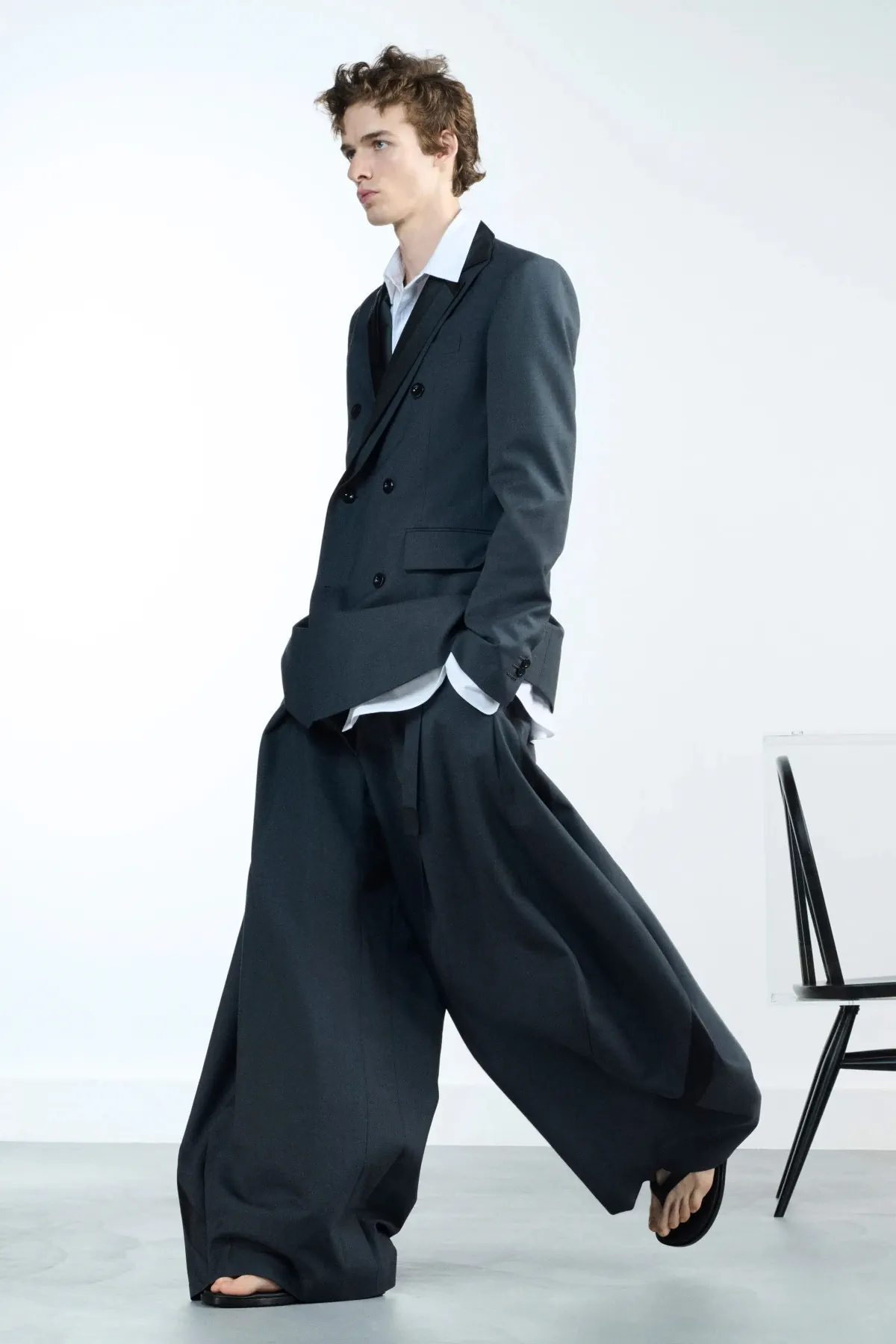 Au printemps 2026, sacai privilégie le confort dans l'élégance masculine