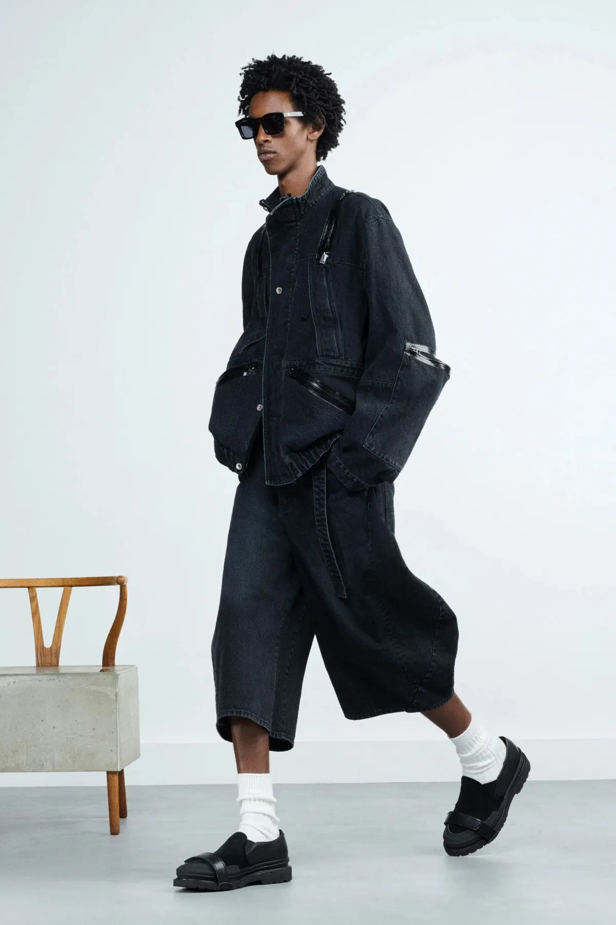 Au printemps 2026, sacai privilégie le confort dans l'élégance masculine