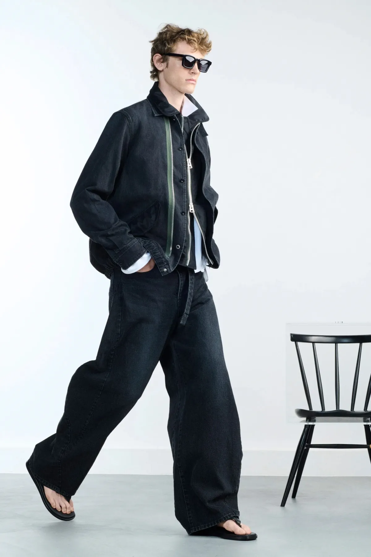 Au printemps 2026, sacai privilégie le confort dans l'élégance masculine