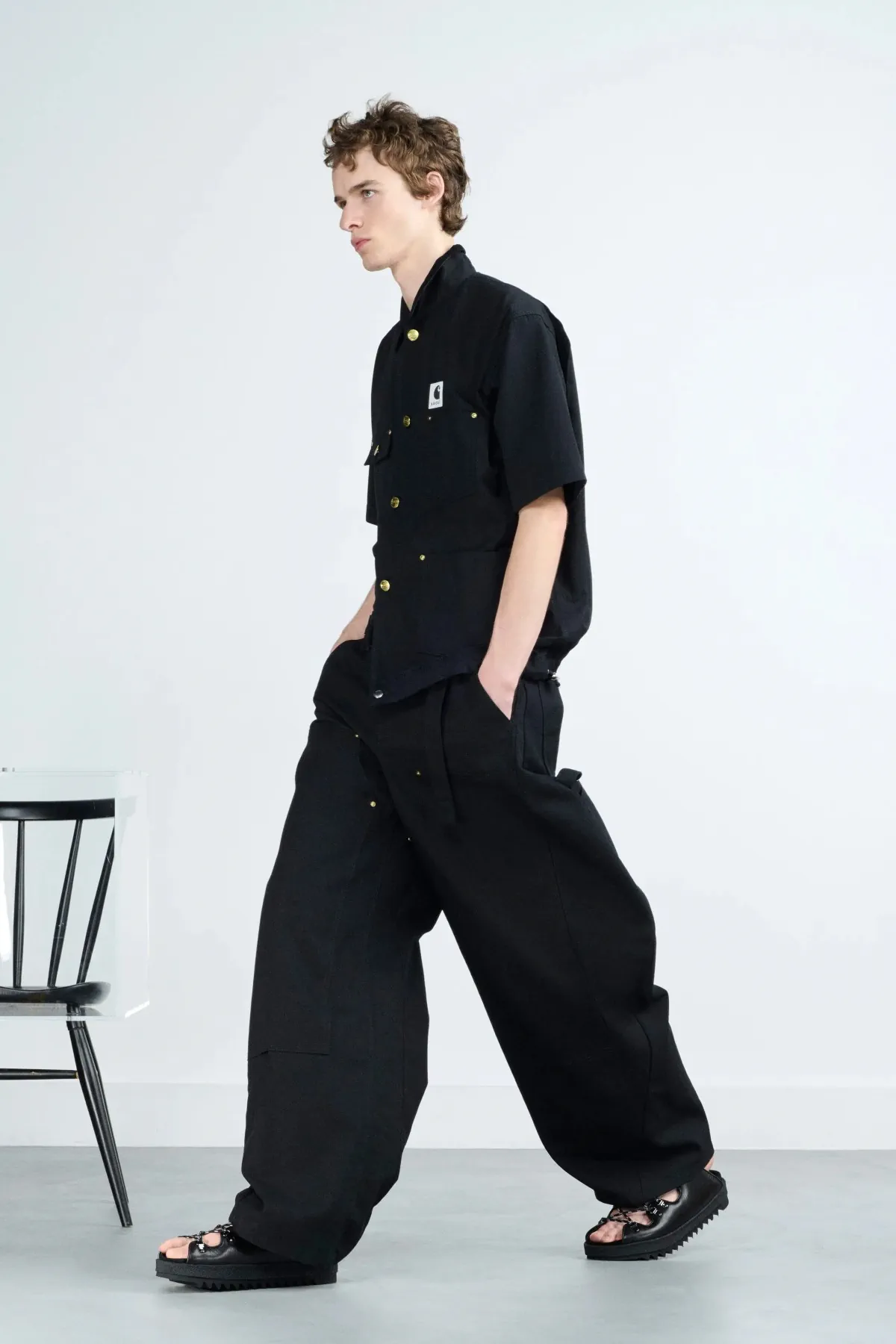 Au printemps 2026, sacai privilégie le confort dans l'élégance masculine