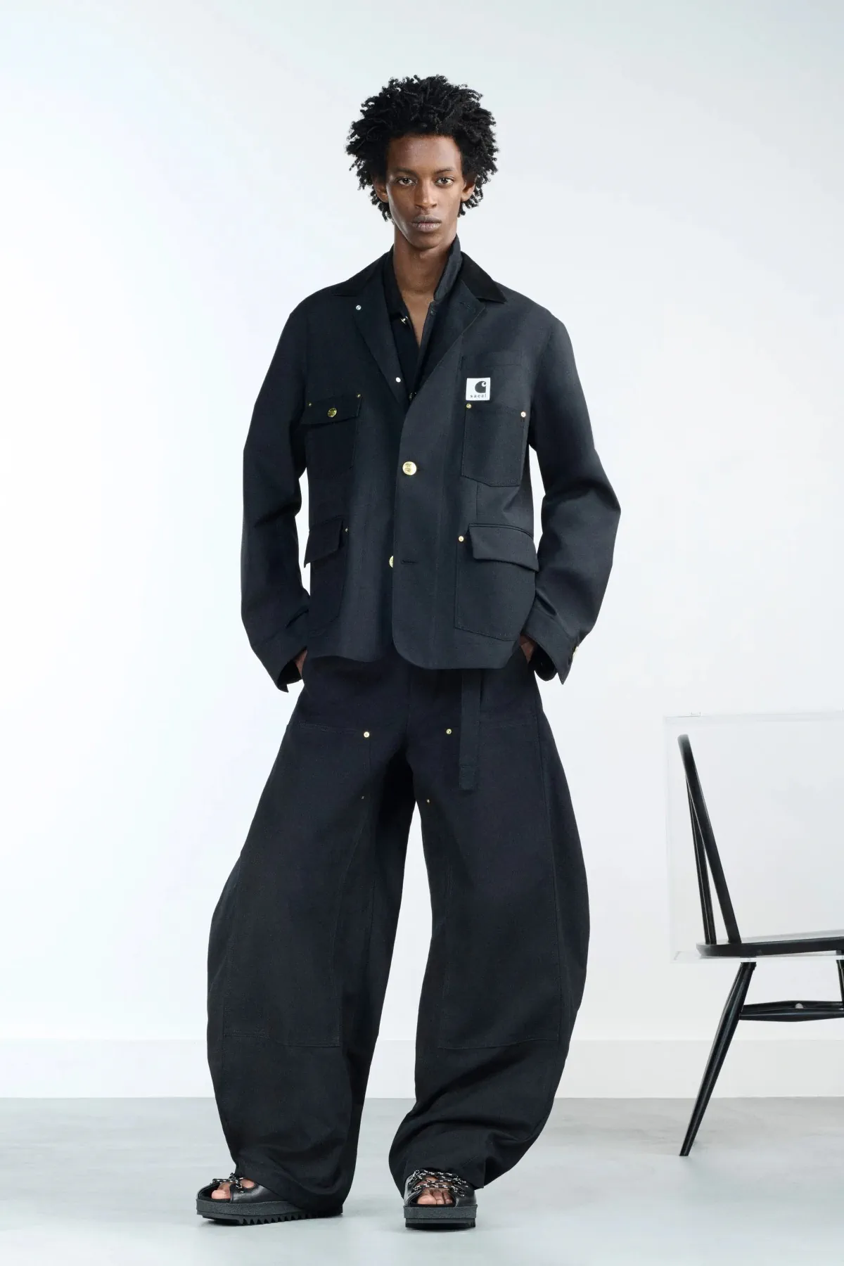 Au printemps 2026, sacai privilégie le confort dans l'élégance masculine