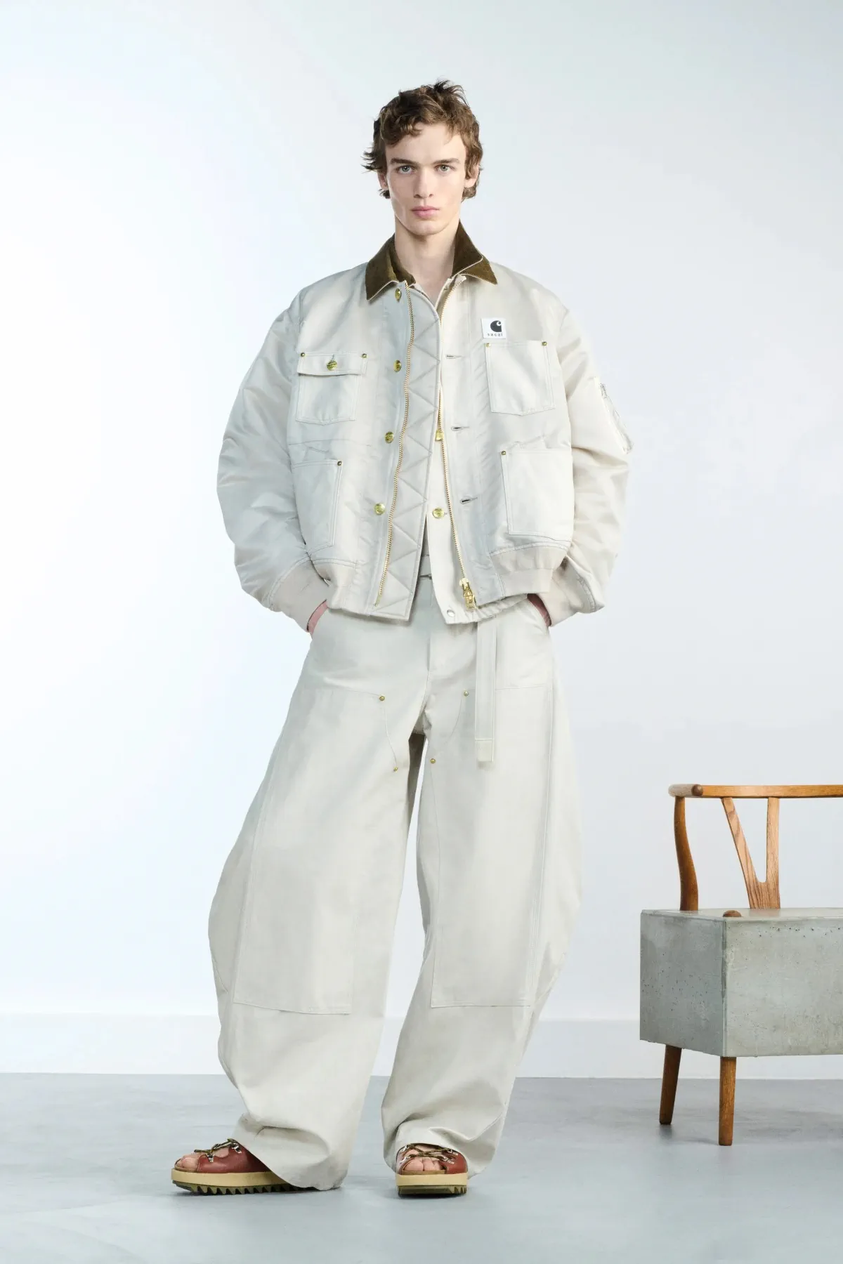 Au printemps 2026, sacai privilégie le confort dans l'élégance masculine