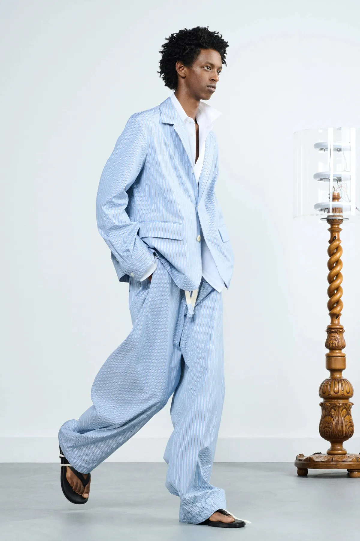 Au printemps 2026, sacai privilégie le confort dans l'élégance masculine