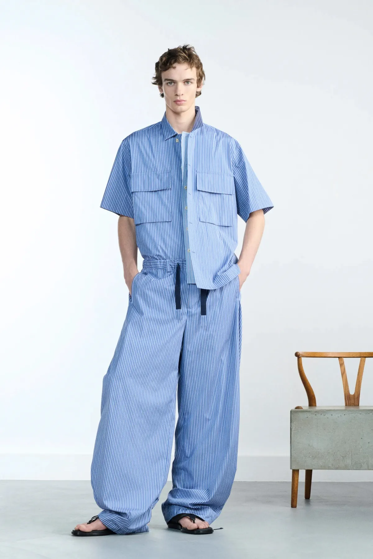 Au printemps 2026, sacai privilégie le confort dans l'élégance masculine