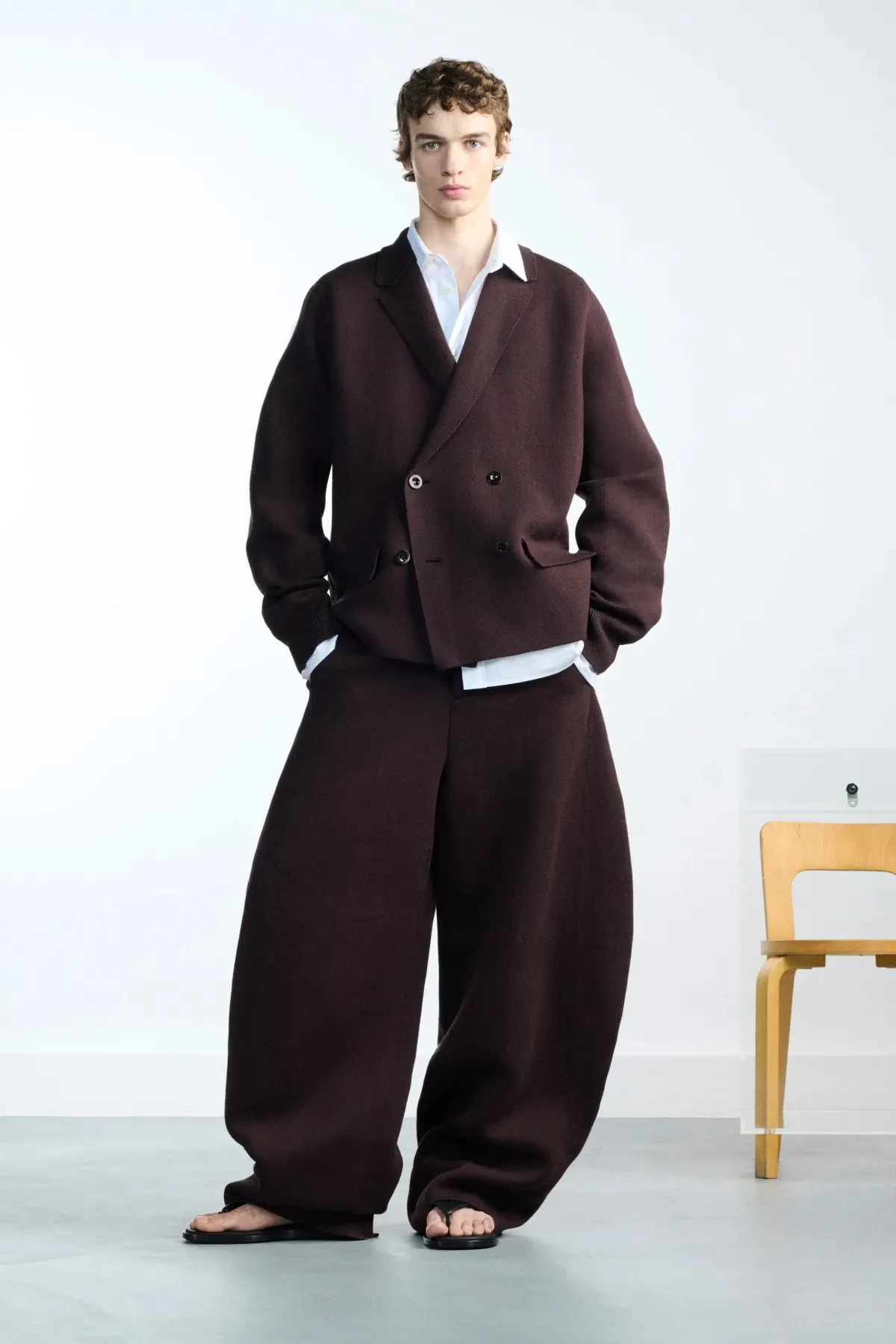 Au printemps 2026, sacai privilégie le confort dans l'élégance masculine