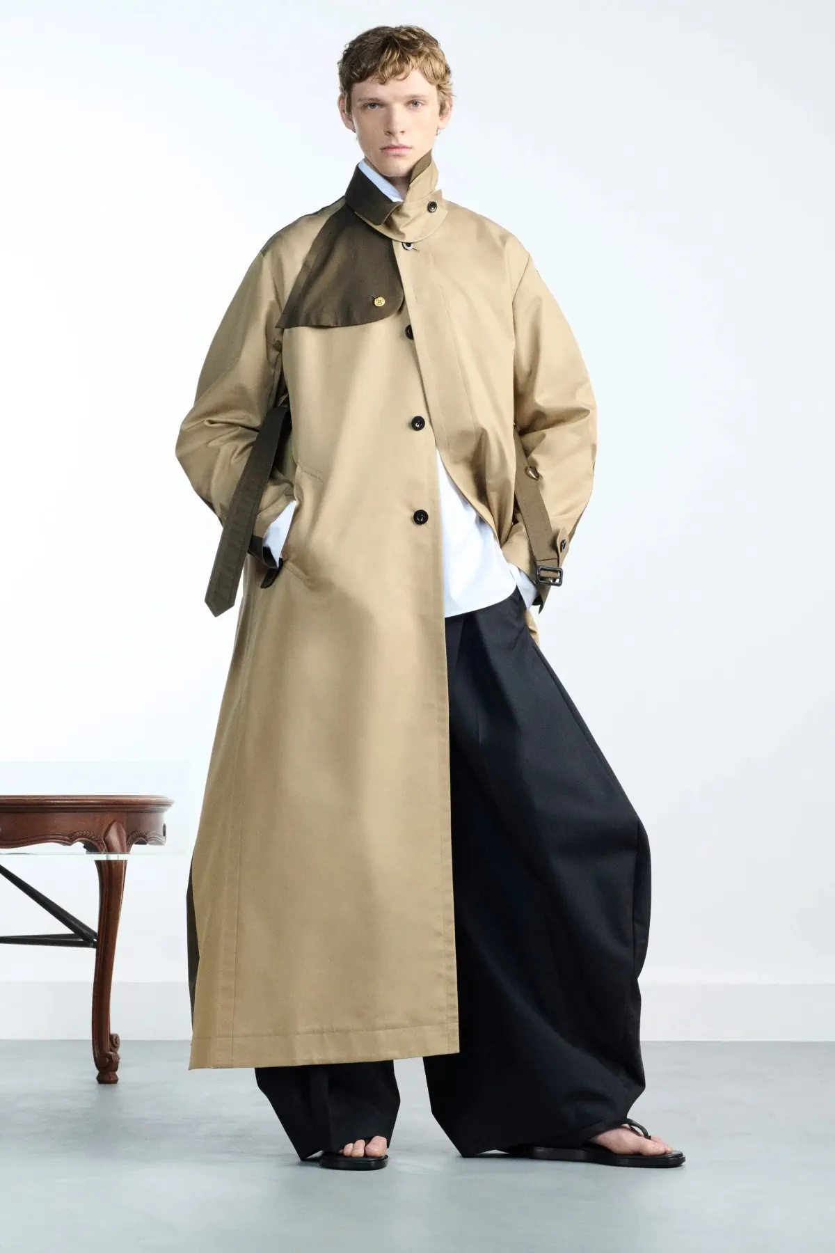 Au printemps 2026, sacai privilégie le confort dans l'élégance masculine