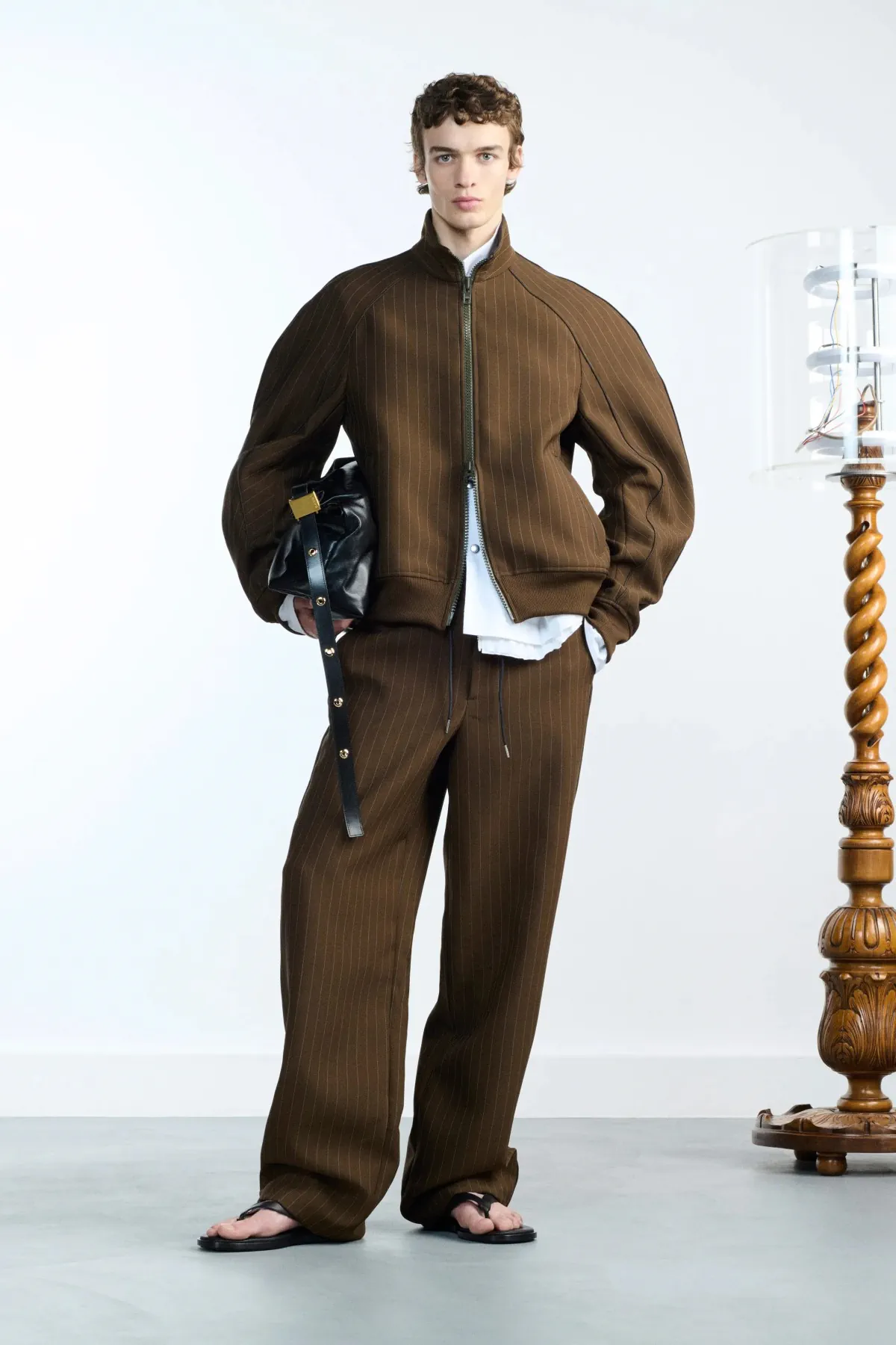 Au printemps 2026, sacai privilégie le confort dans l'élégance masculine