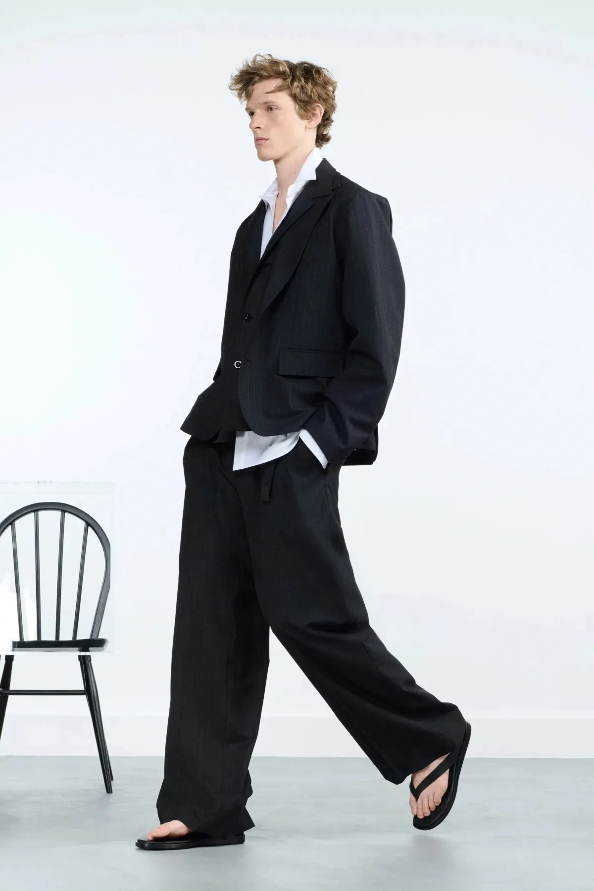 Au printemps 2026, sacai privilégie le confort dans l'élégance masculine