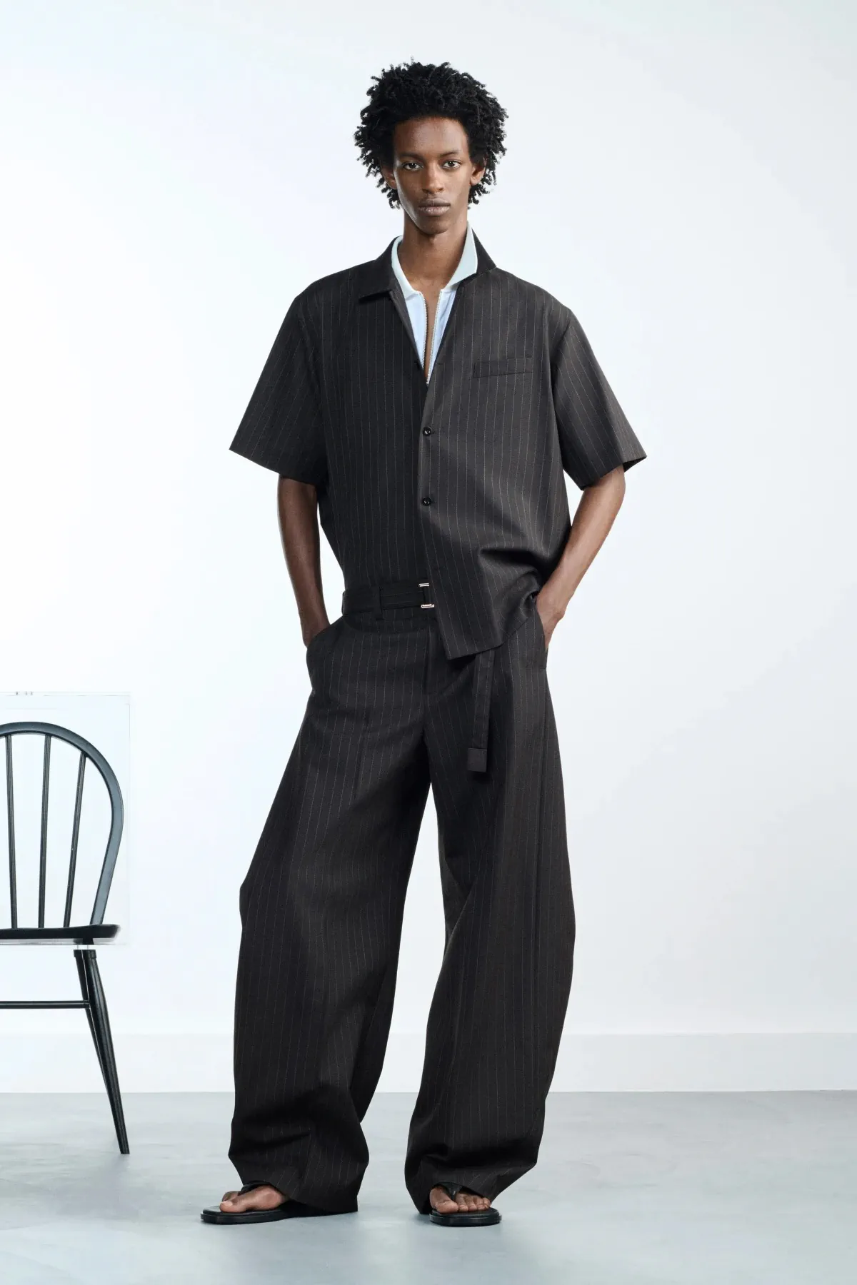 Au printemps 2026, sacai privilégie le confort dans l'élégance masculine