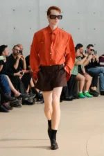 Saint Laurent Spring Summer 2026 Paris Fashion Week 1 Anthony Vaccarello présente sa collection printemps 2026 de Saint Laurent sous un nouveau jour coloré