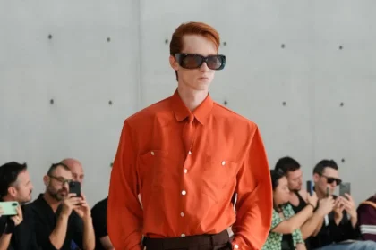 Anthony Vaccarello présente sa collection printemps 2026 de Saint Laurent sous un nouveau jour coloré