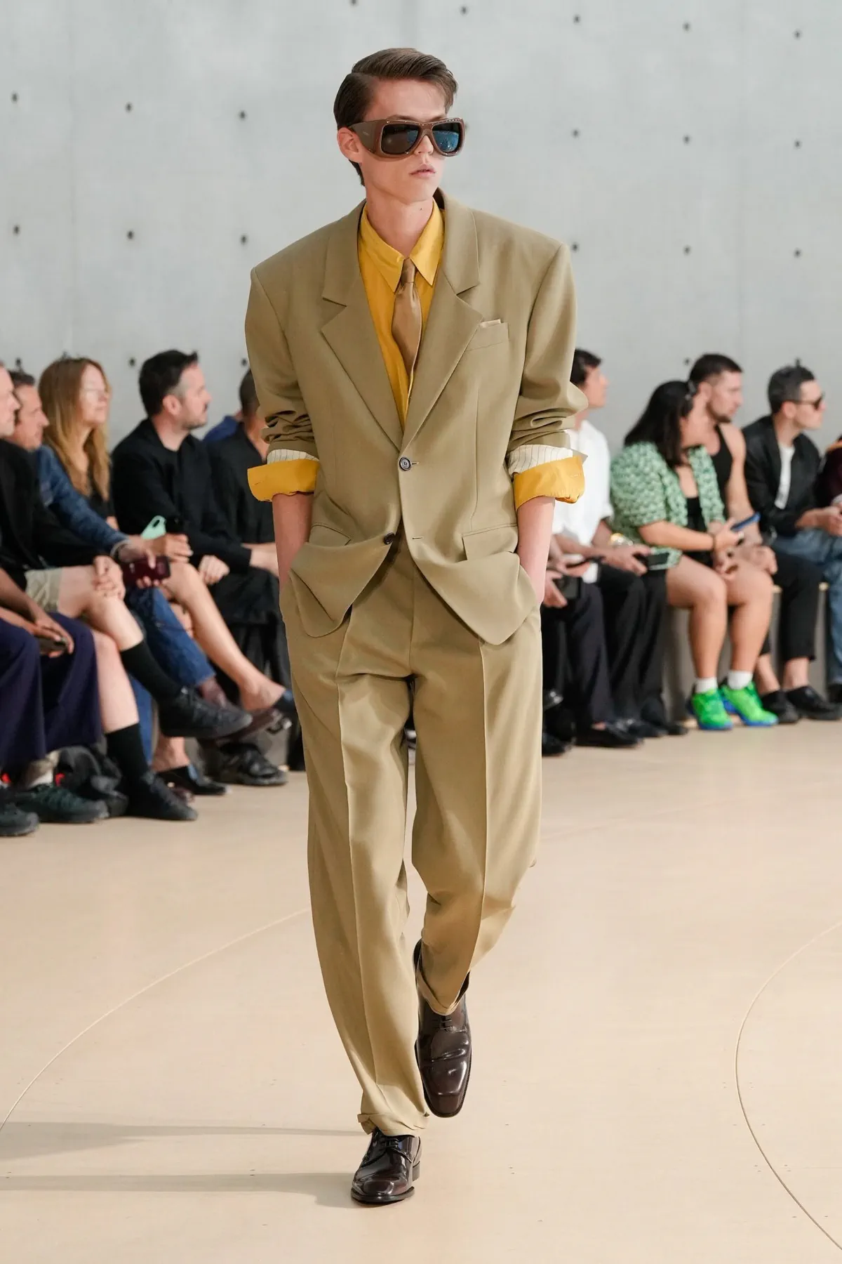 Anthony Vaccarello présente sa collection printemps 2026 de Saint Laurent sous un nouveau jour coloré
