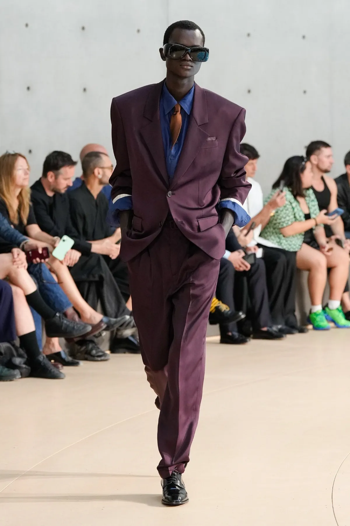 Anthony Vaccarello présente sa collection printemps 2026 de Saint Laurent sous un nouveau jour coloré