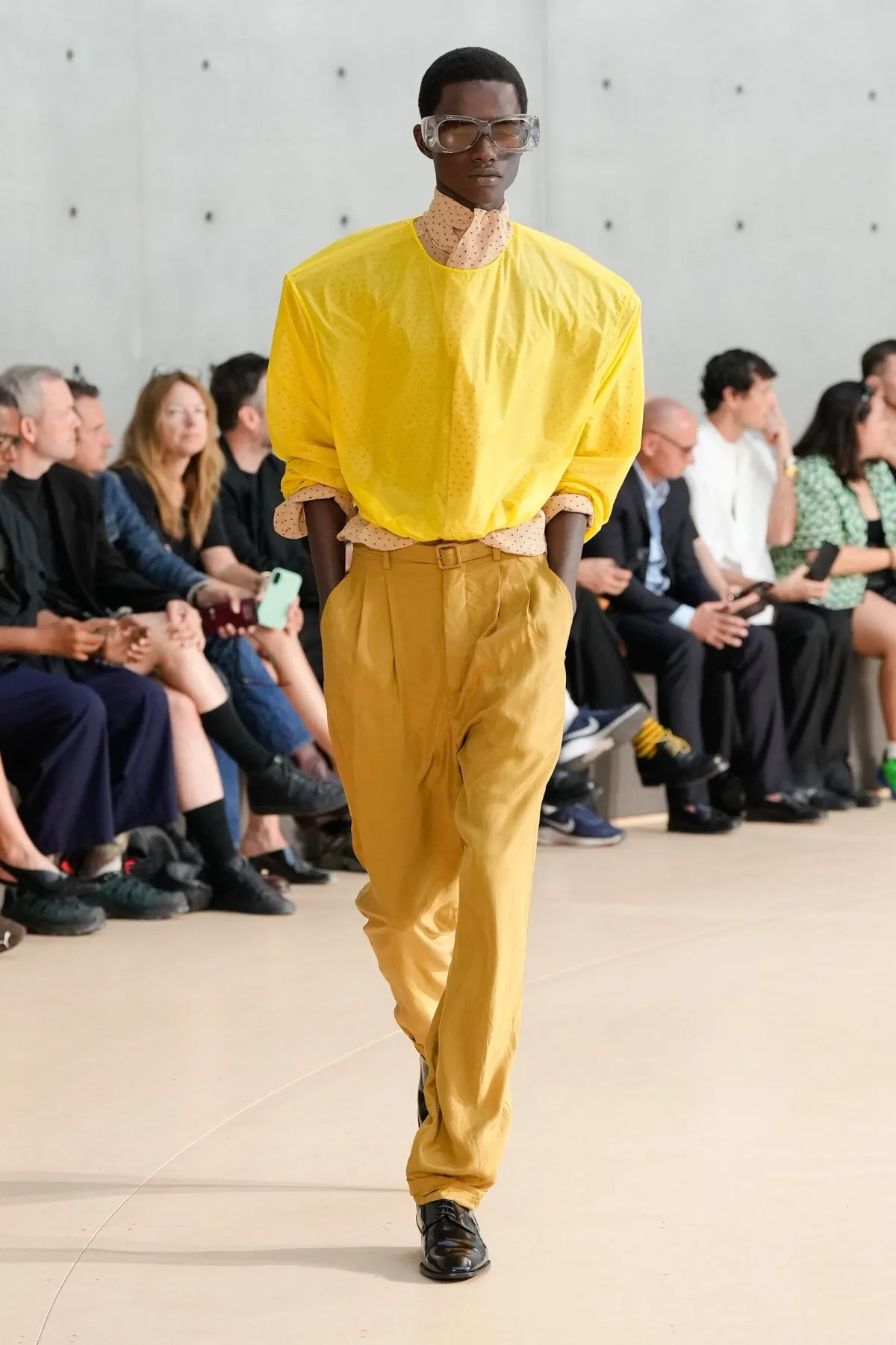 Anthony Vaccarello présente sa collection printemps 2026 de Saint Laurent sous un nouveau jour coloré