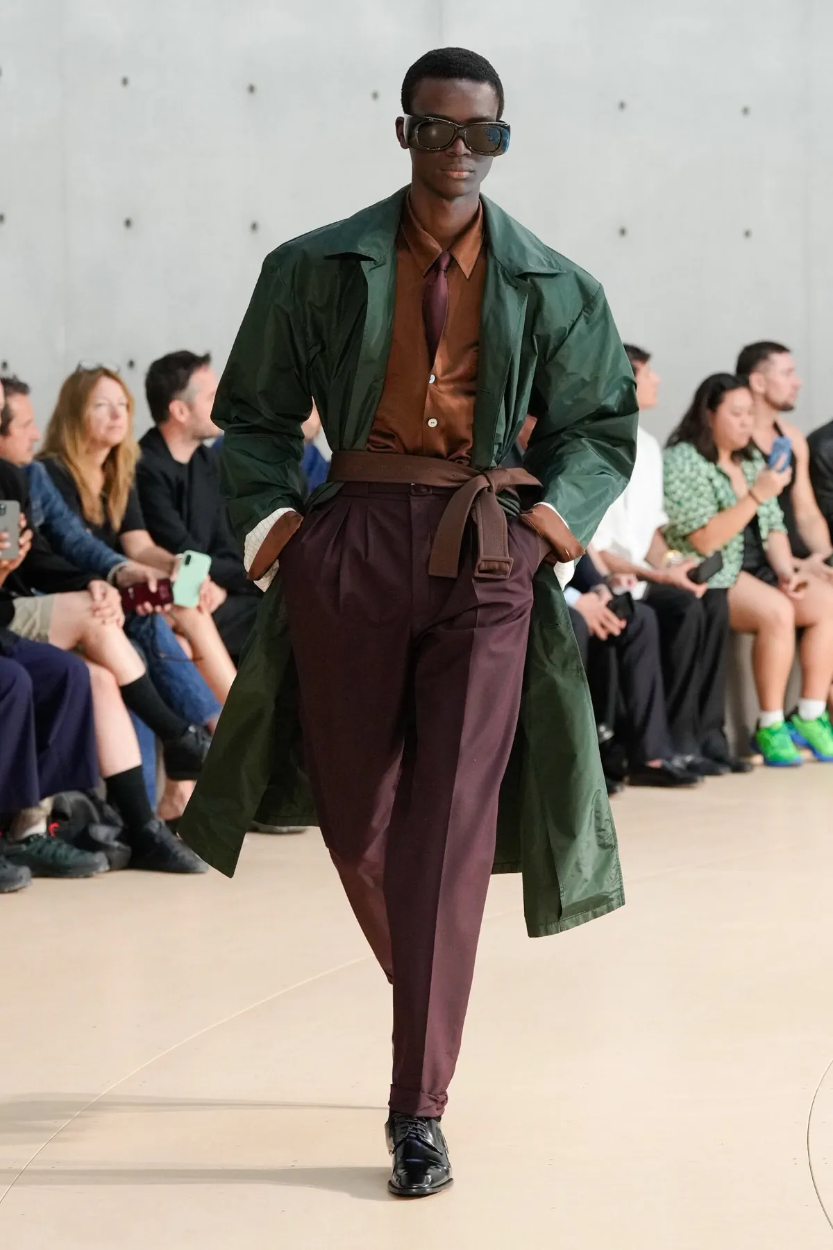 Anthony Vaccarello présente sa collection printemps 2026 de Saint Laurent sous un nouveau jour coloré