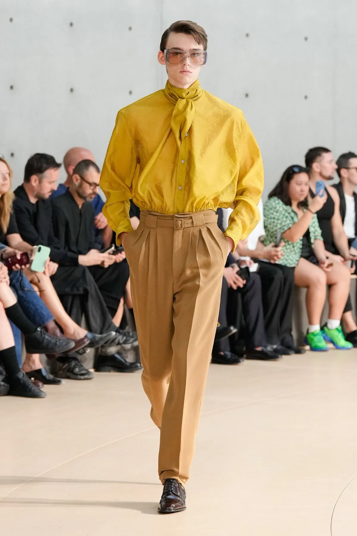 Anthony Vaccarello présente sa collection printemps 2026 de Saint Laurent sous un nouveau jour coloré