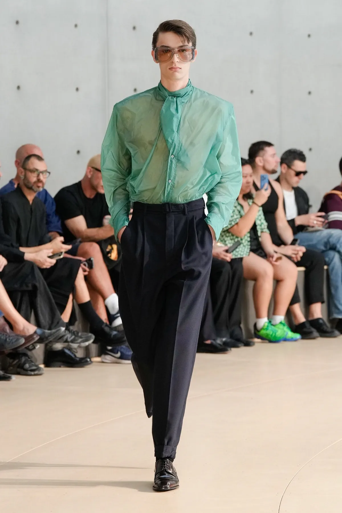Anthony Vaccarello présente sa collection printemps 2026 de Saint Laurent sous un nouveau jour coloré