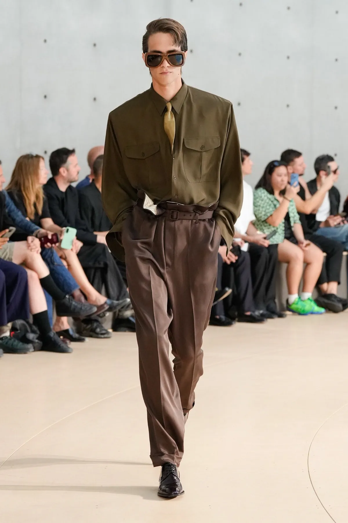 Anthony Vaccarello présente sa collection printemps 2026 de Saint Laurent sous un nouveau jour coloré