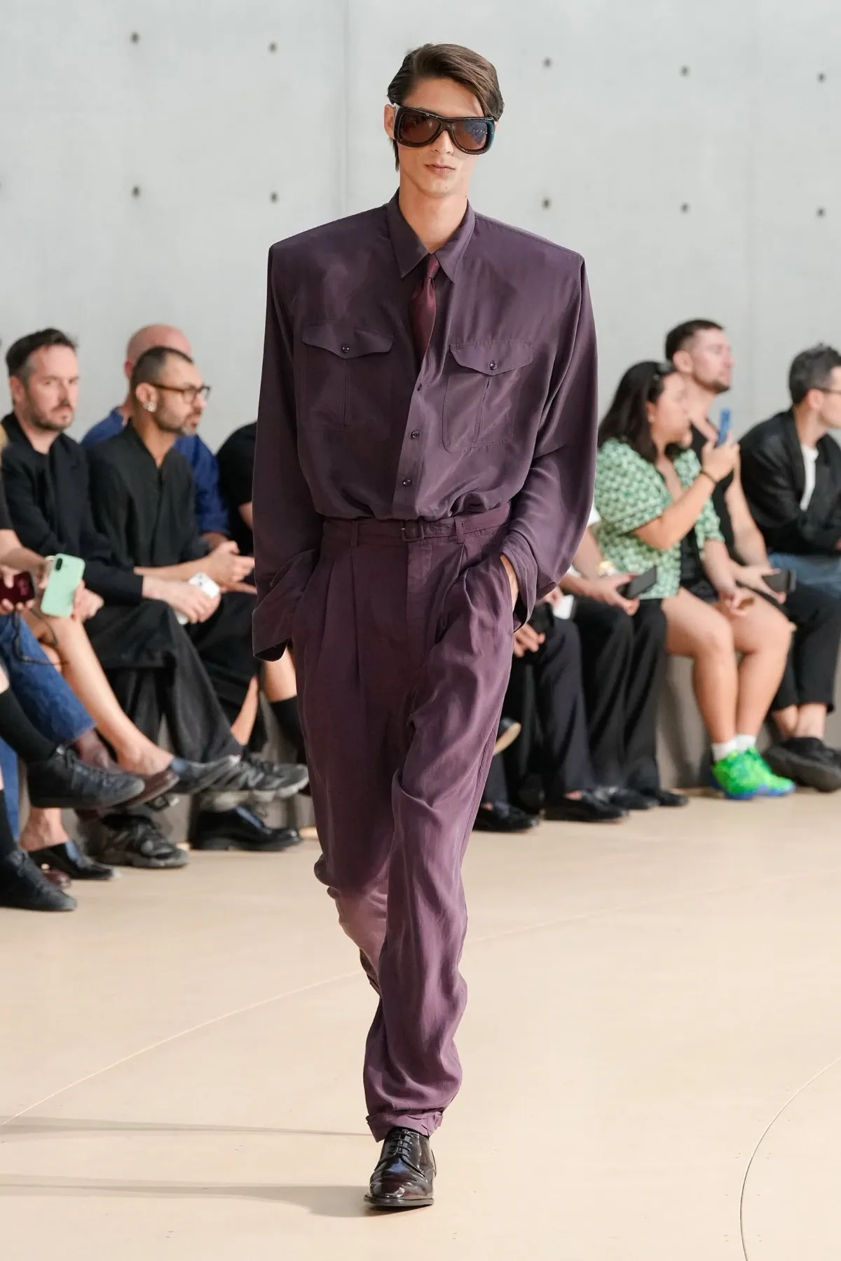 Anthony Vaccarello présente sa collection printemps 2026 de Saint Laurent sous un nouveau jour coloré
