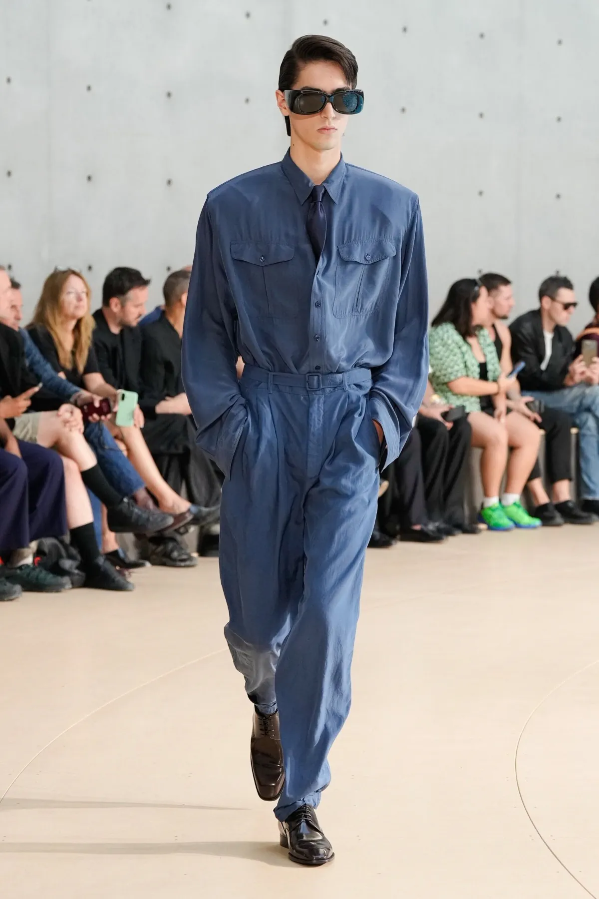 Anthony Vaccarello présente sa collection printemps 2026 de Saint Laurent sous un nouveau jour coloré