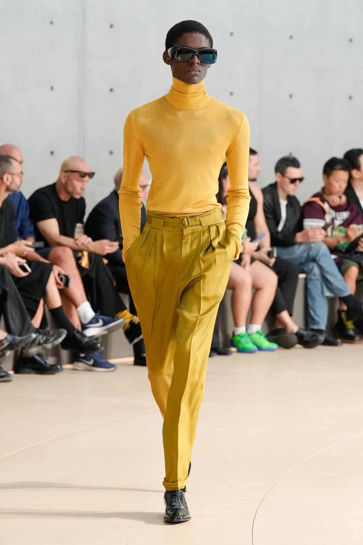 Anthony Vaccarello présente sa collection printemps 2026 de Saint Laurent sous un nouveau jour coloré