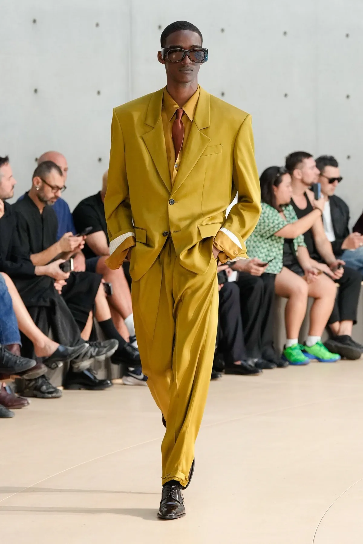 Saint Laurent Spring Summer 2026 Paris Fashion Week 2 Anthony Vaccarello présente sa collection printemps 2026 de Saint Laurent sous un nouveau jour coloré