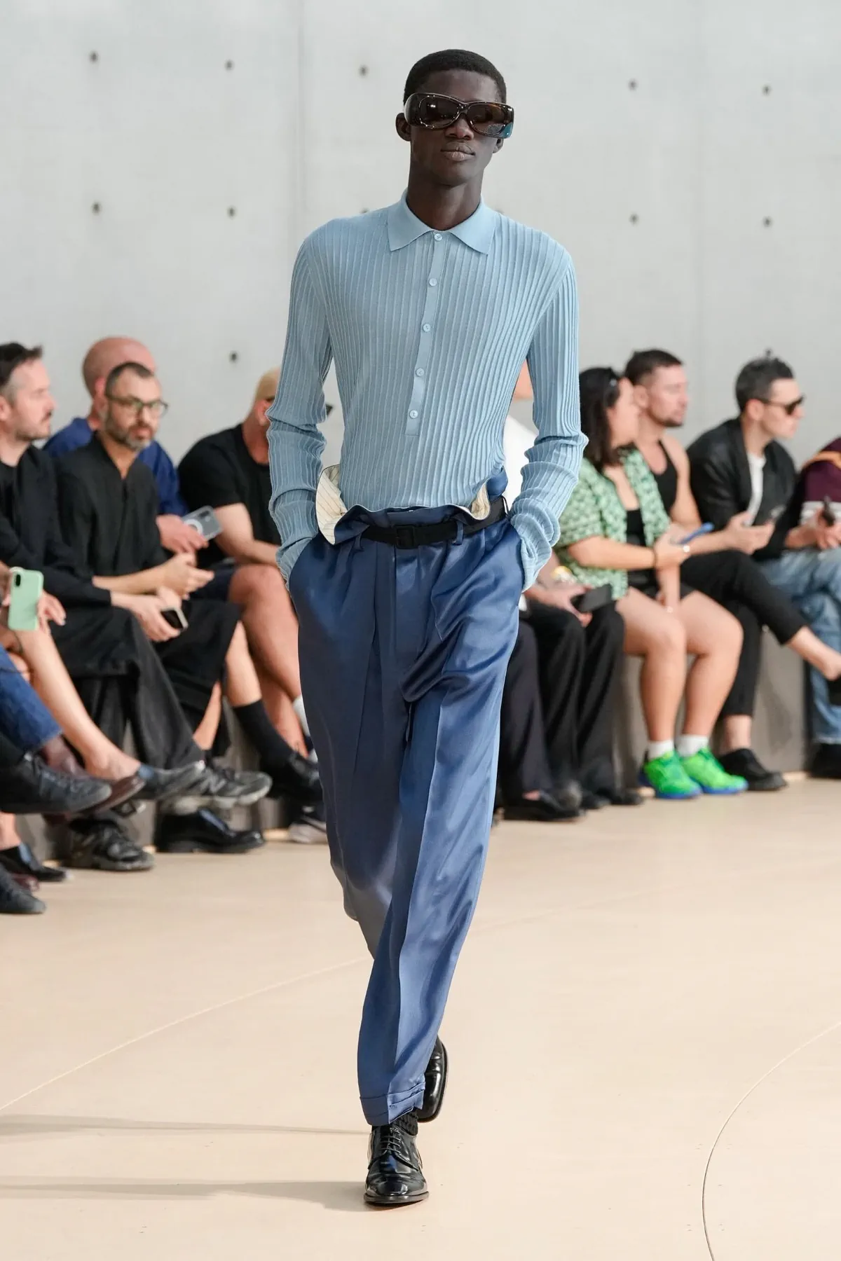 Anthony Vaccarello présente sa collection printemps 2026 de Saint Laurent sous un nouveau jour coloré