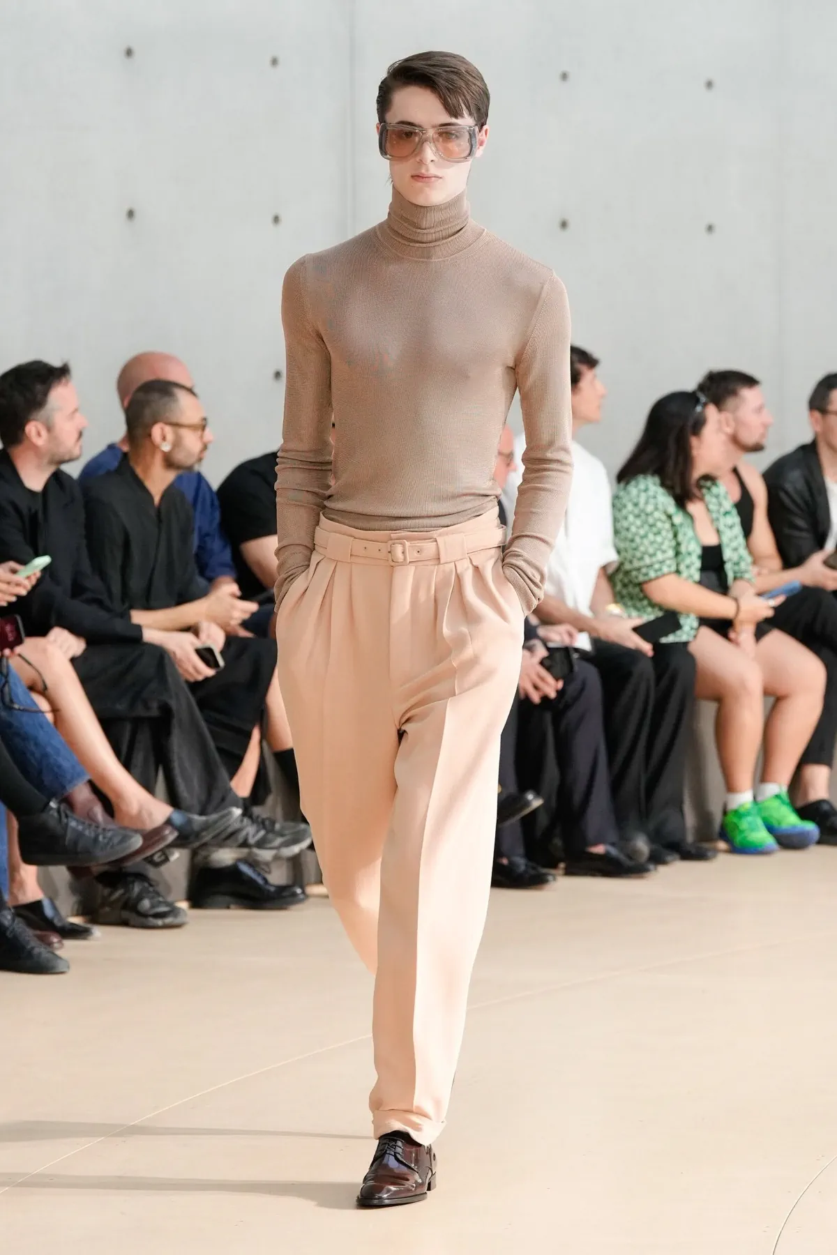 Anthony Vaccarello présente sa collection printemps 2026 de Saint Laurent sous un nouveau jour coloré