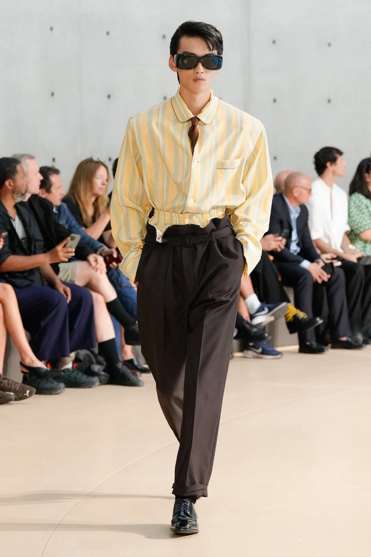 Anthony Vaccarello présente sa collection printemps 2026 de Saint Laurent sous un nouveau jour coloré