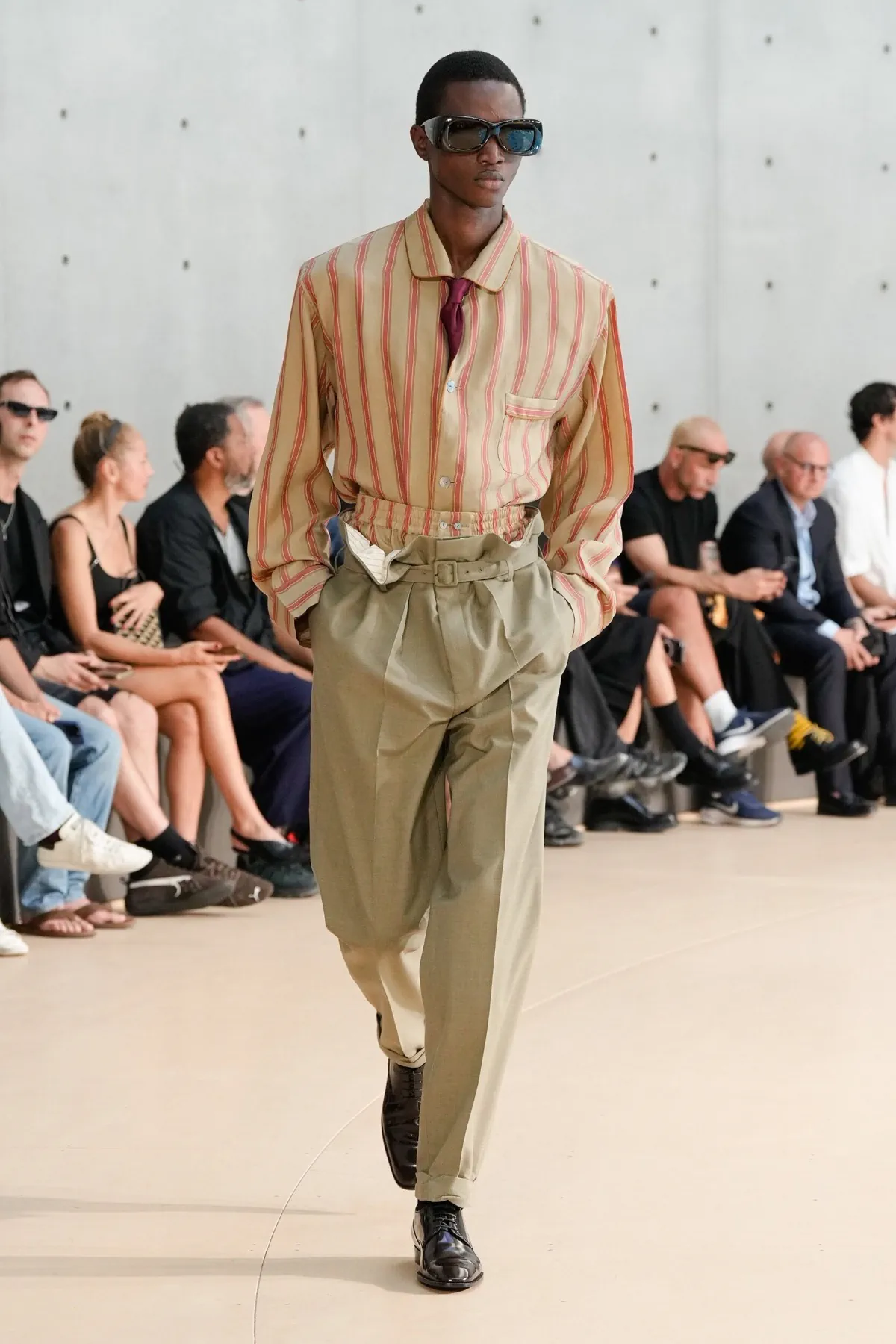 Anthony Vaccarello présente sa collection printemps 2026 de Saint Laurent sous un nouveau jour coloré