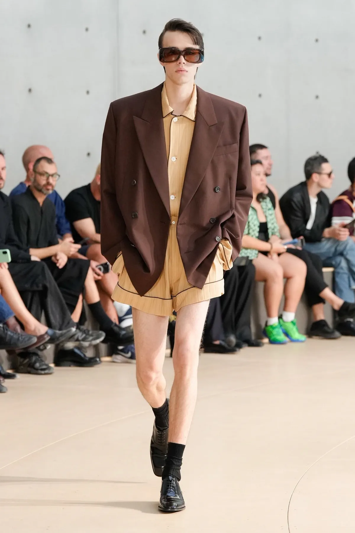 Anthony Vaccarello présente sa collection printemps 2026 de Saint Laurent sous un nouveau jour coloré