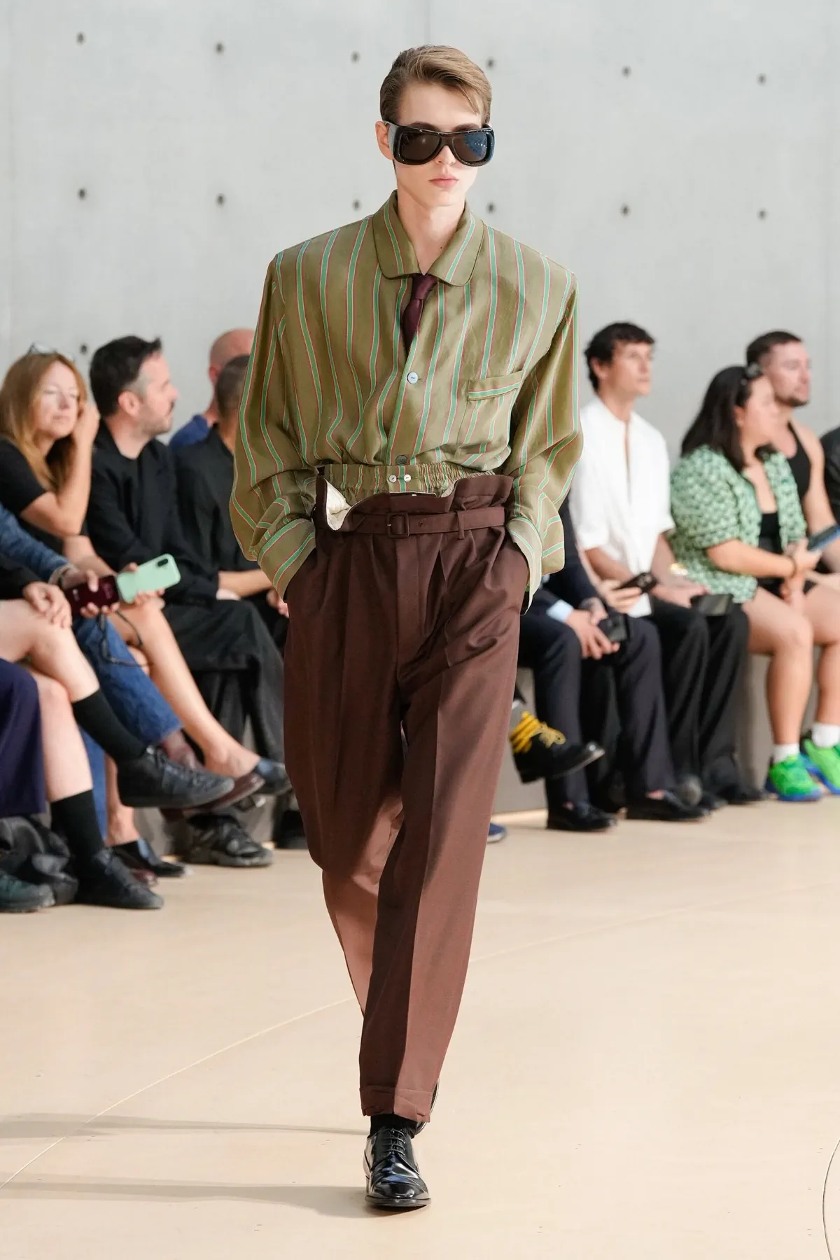 Anthony Vaccarello présente sa collection printemps 2026 de Saint Laurent sous un nouveau jour coloré