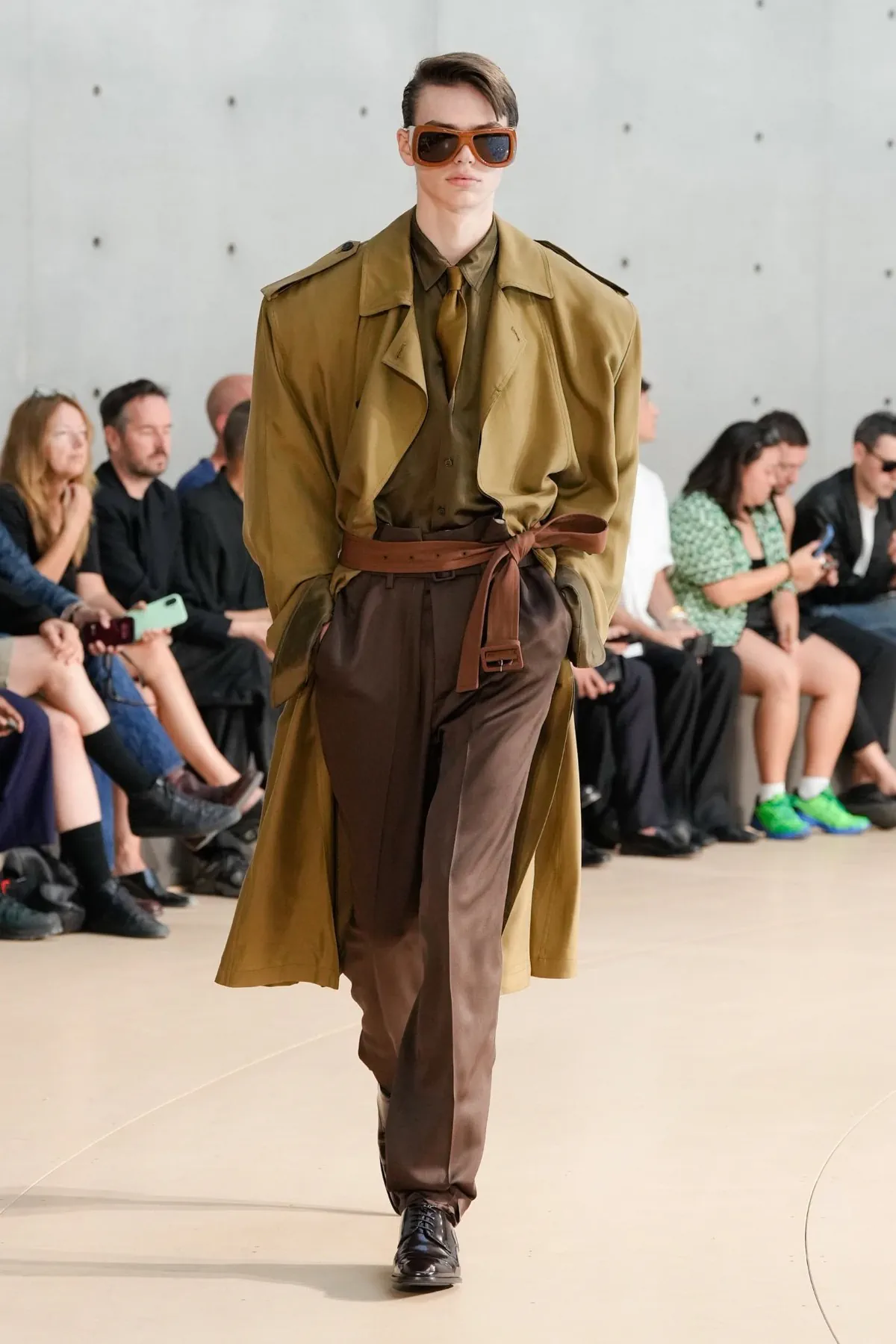 Anthony Vaccarello présente sa collection printemps 2026 de Saint Laurent sous un nouveau jour coloré
