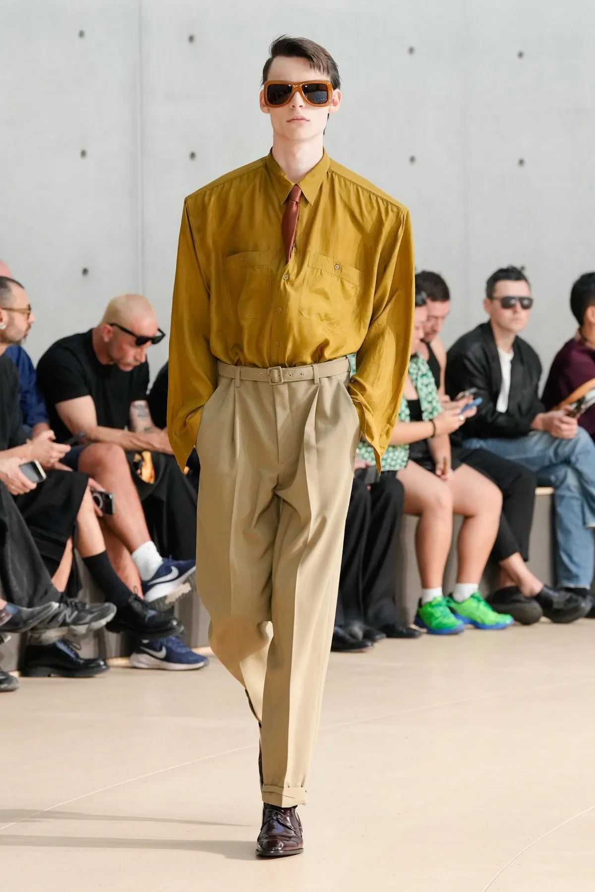 Anthony Vaccarello présente sa collection printemps 2026 de Saint Laurent sous un nouveau jour coloré