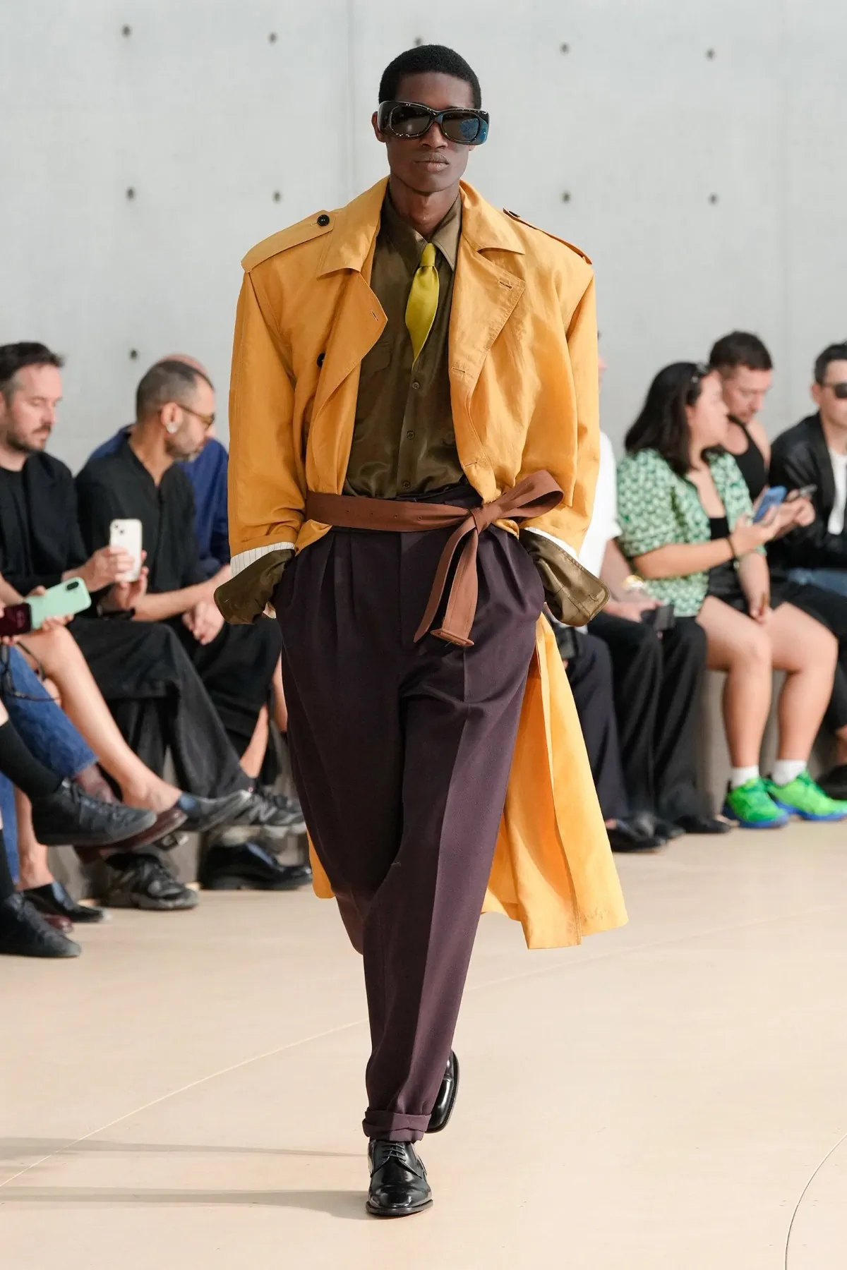 Anthony Vaccarello présente sa collection printemps 2026 de Saint Laurent sous un nouveau jour coloré
