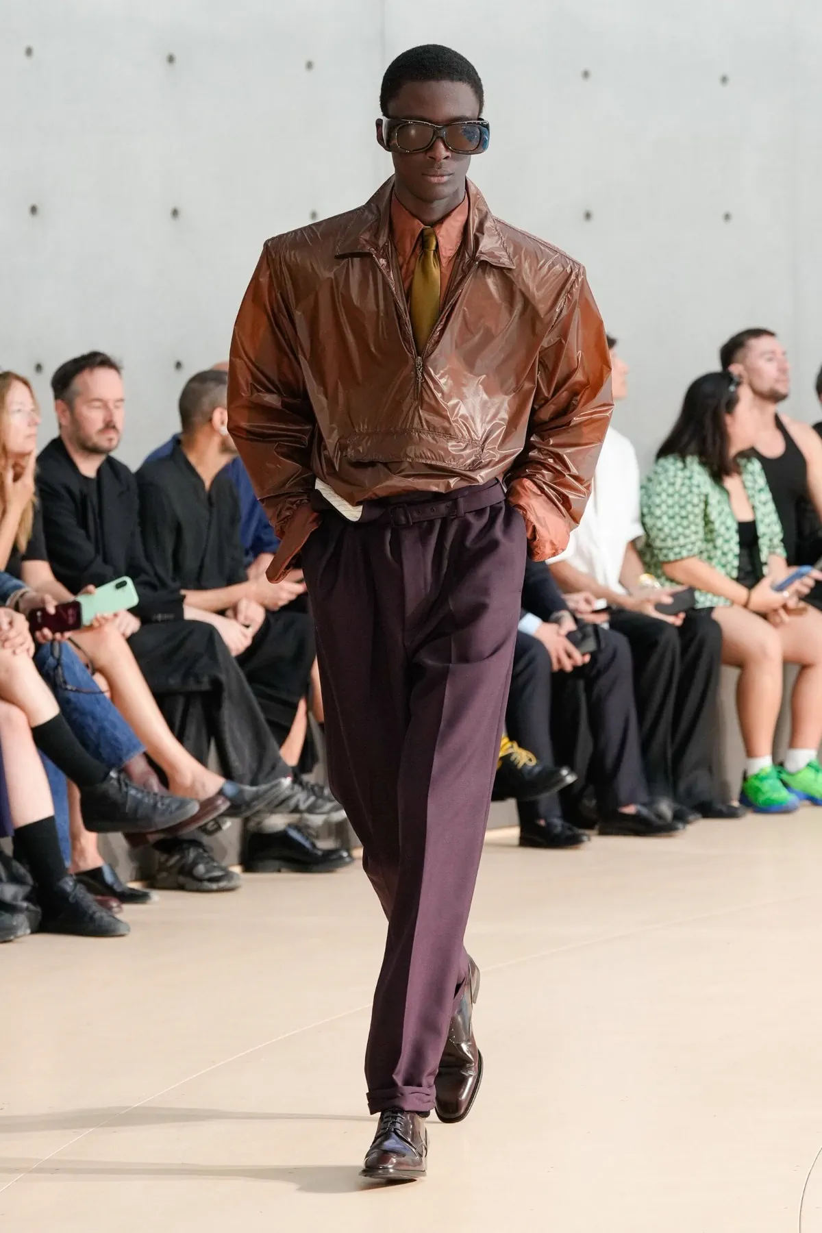 Anthony Vaccarello présente sa collection printemps 2026 de Saint Laurent sous un nouveau jour coloré