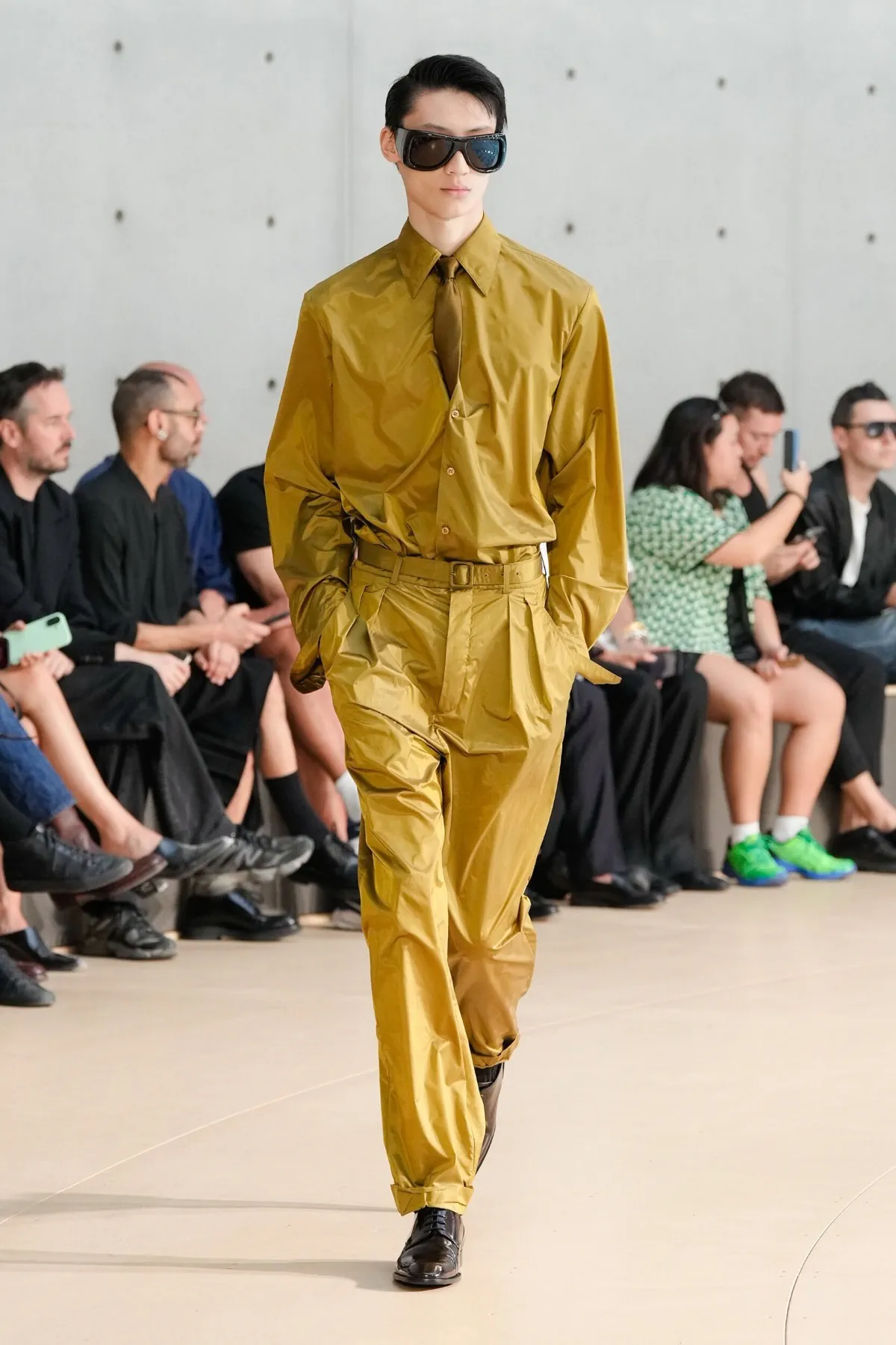 Anthony Vaccarello présente sa collection printemps 2026 de Saint Laurent sous un nouveau jour coloré