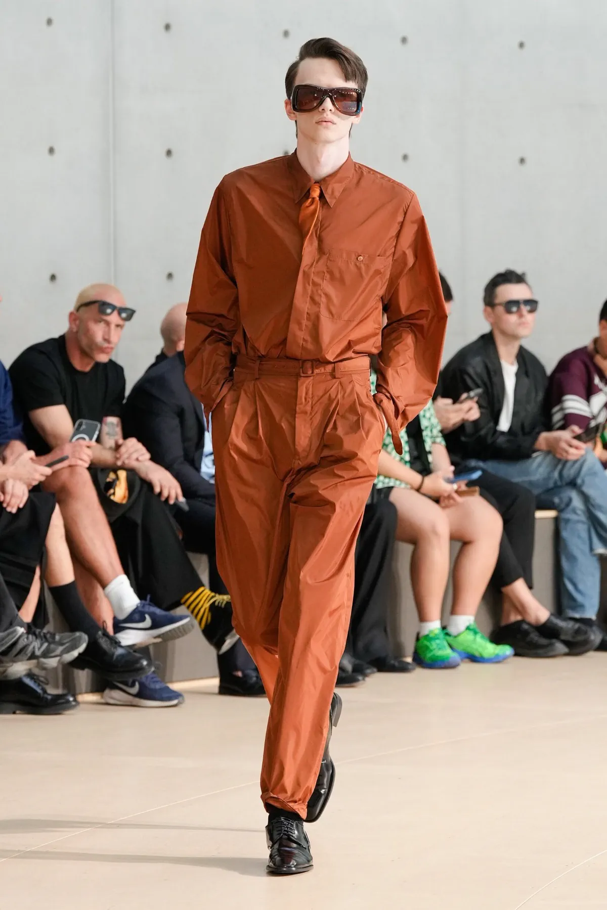 Anthony Vaccarello présente sa collection printemps 2026 de Saint Laurent sous un nouveau jour coloré
